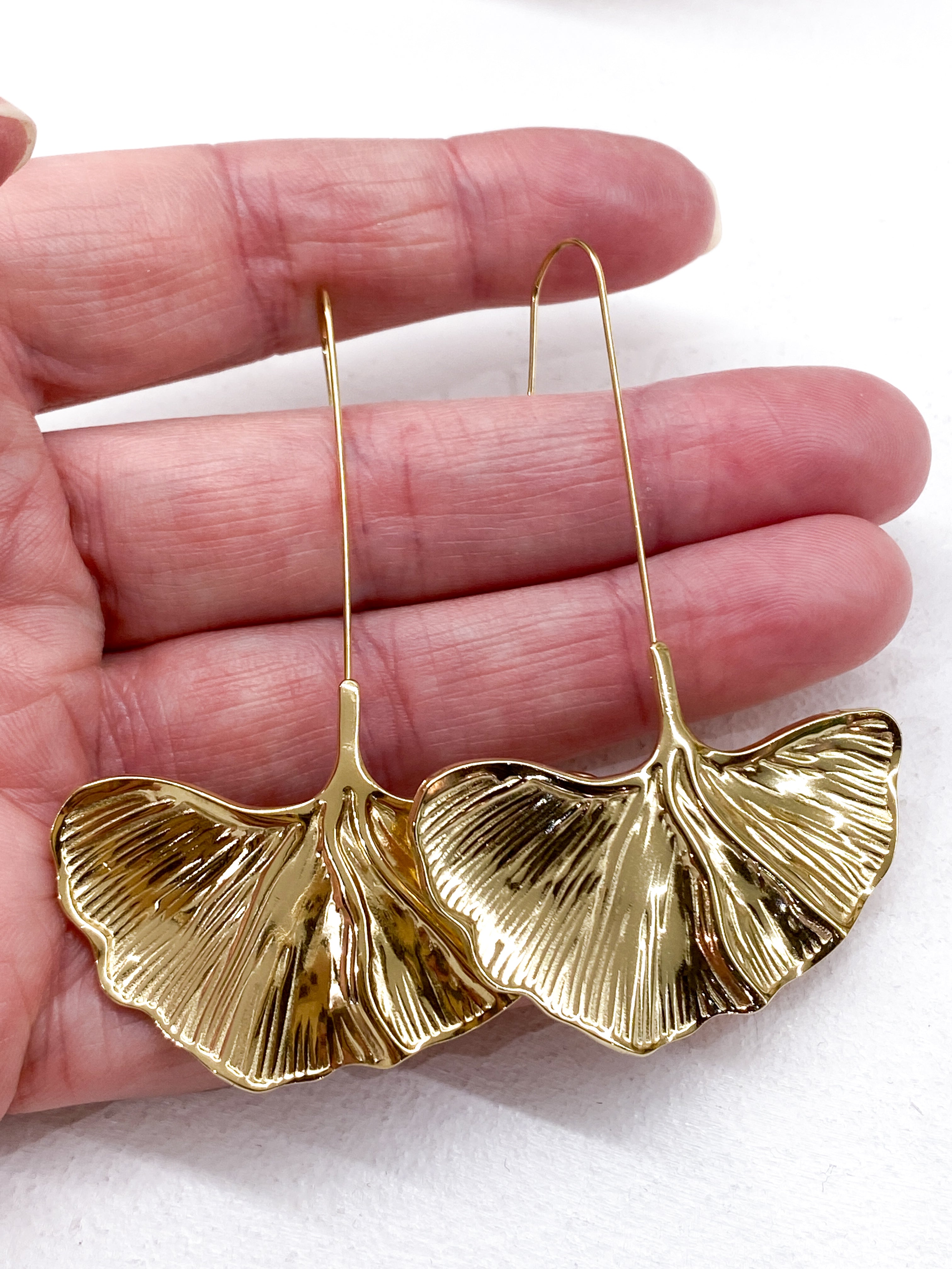 Boucles d’oreilles dorées longues feuille ginkgo