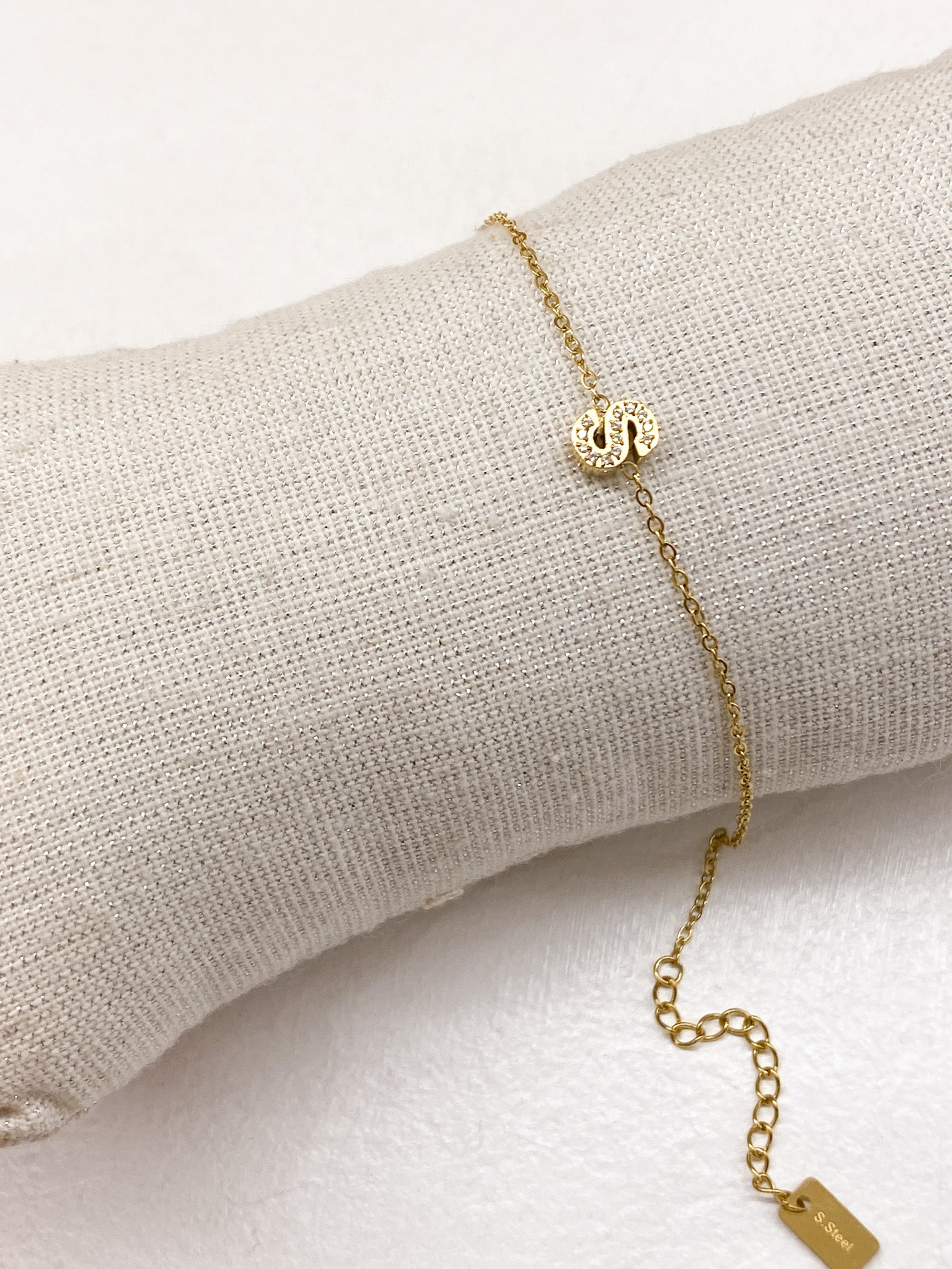 Bracelet A-Z lettre initiale acier inoxydable doré strass
