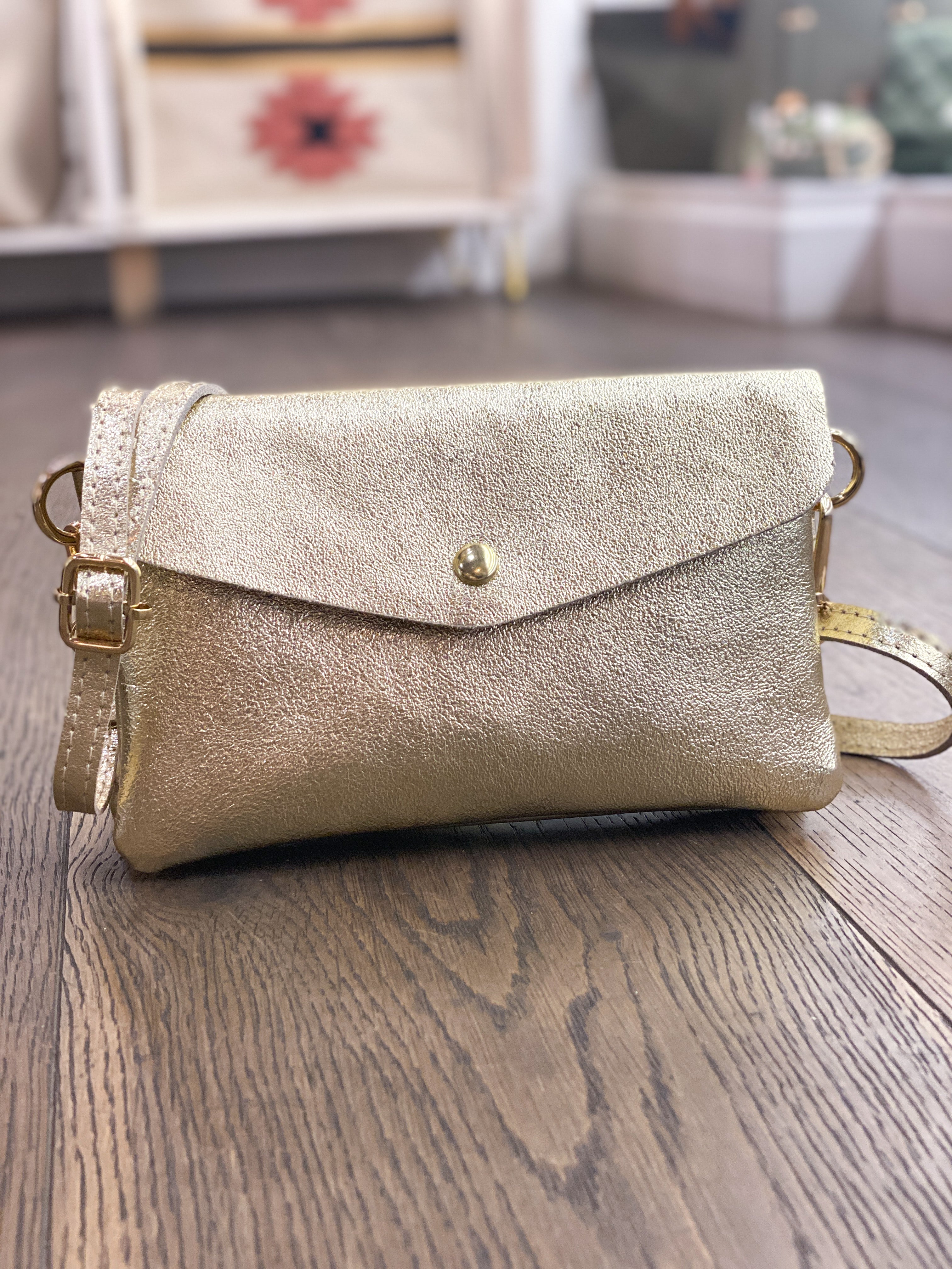 Sac femme en cuir irisé porté main et bandoulière