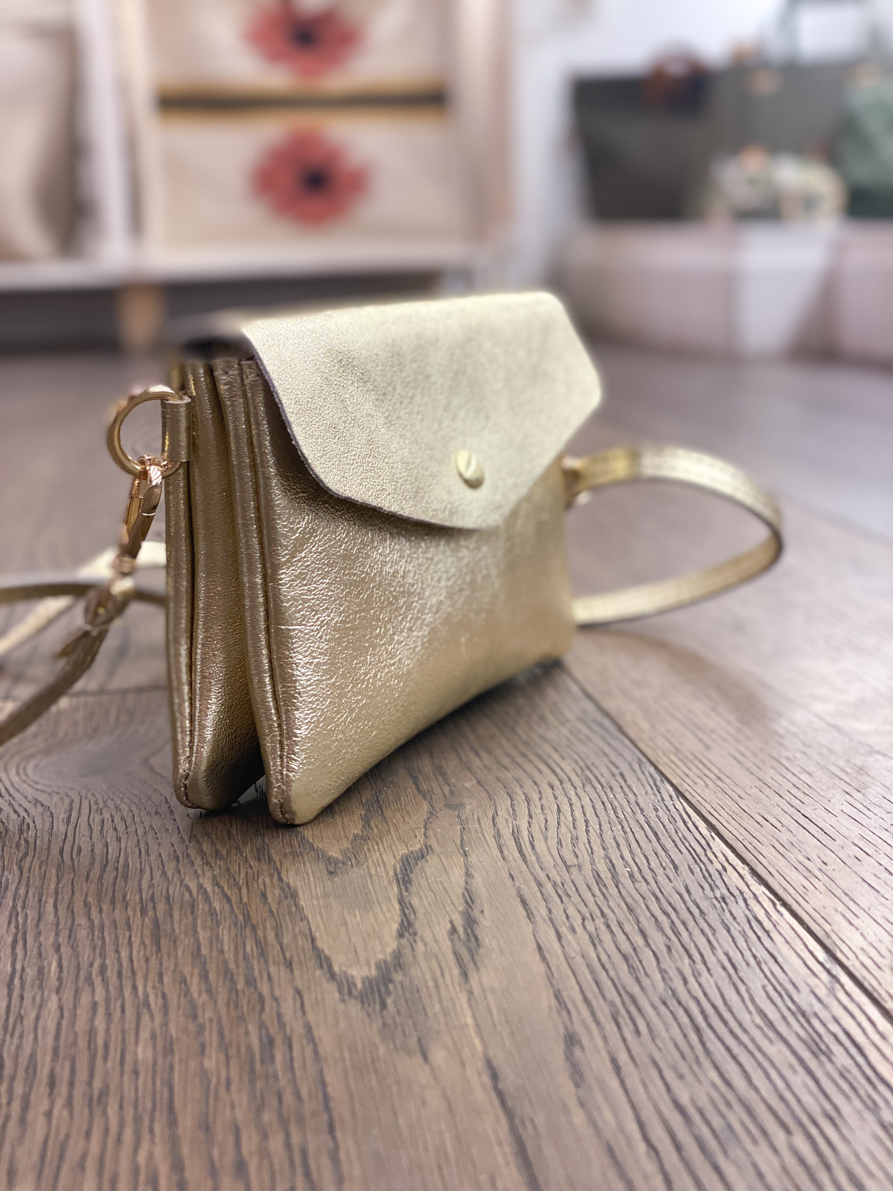 Sac femme en cuir irisé porté main et bandoulière