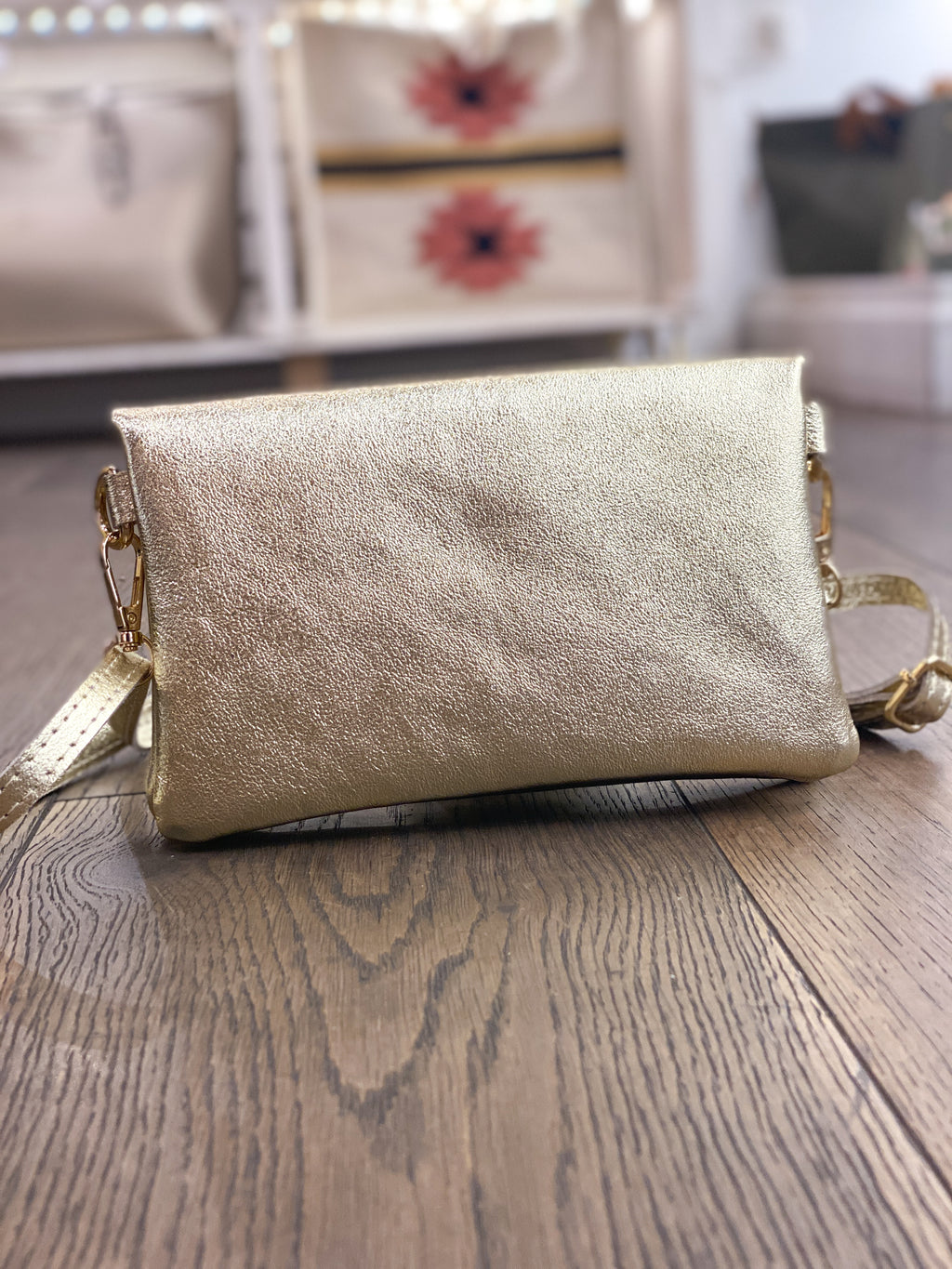 Sac femme en cuir irisé porté main et bandoulière