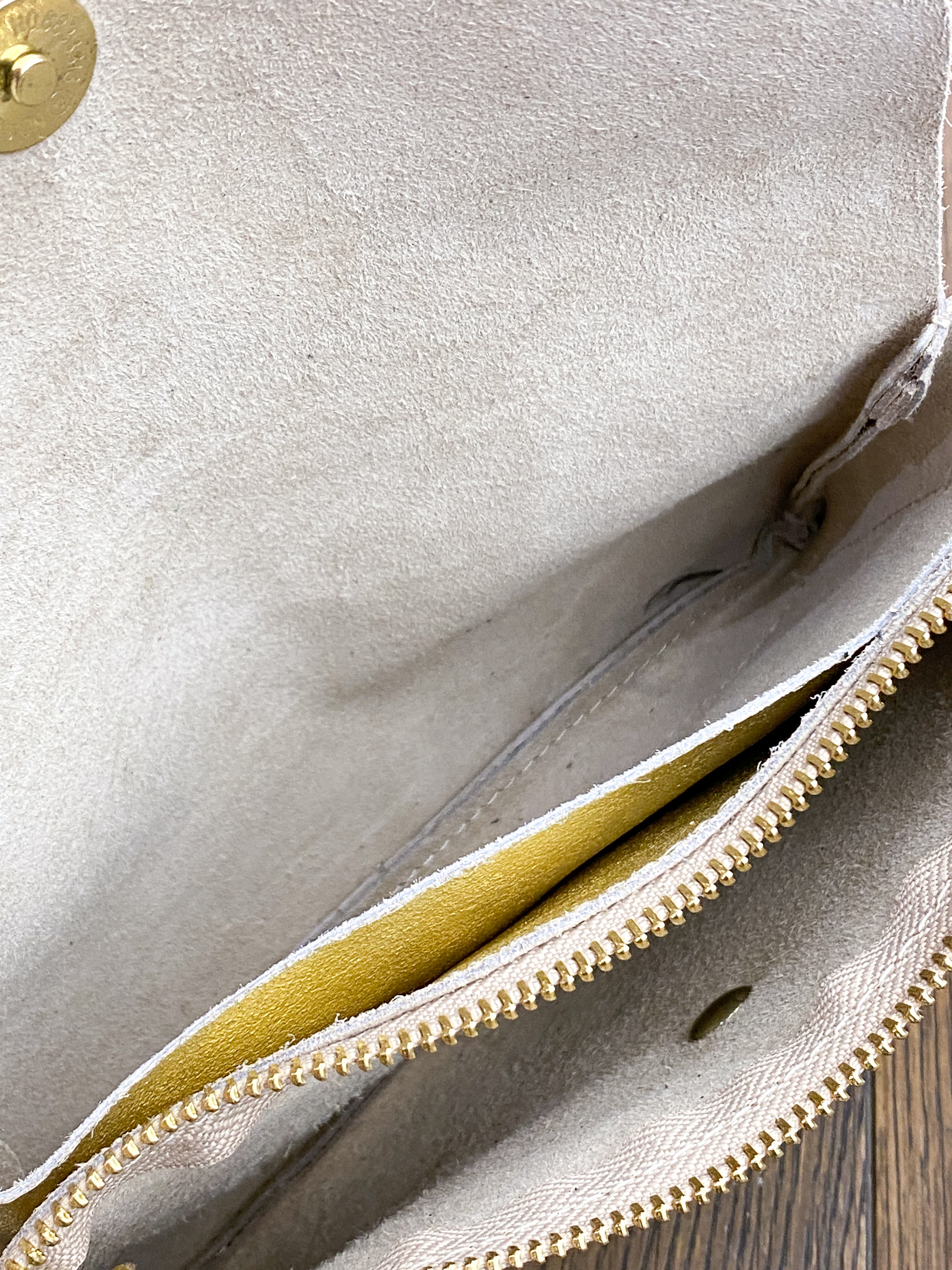 Sac femme en cuir irisé porté main et bandoulière