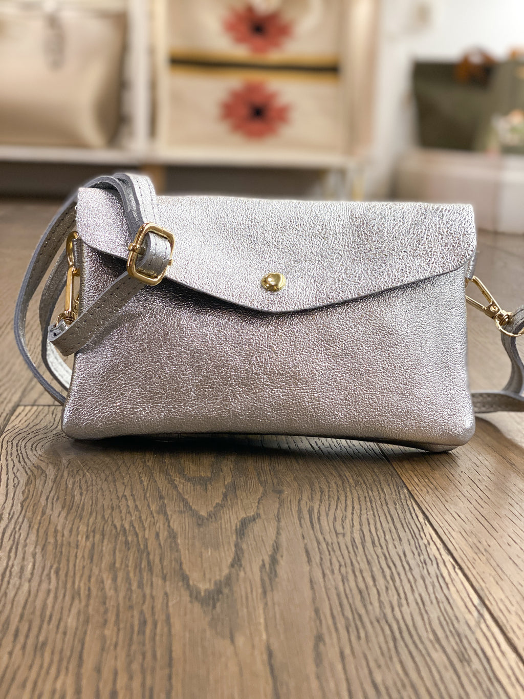 Sac femme en cuir irisé porté main et bandoulière