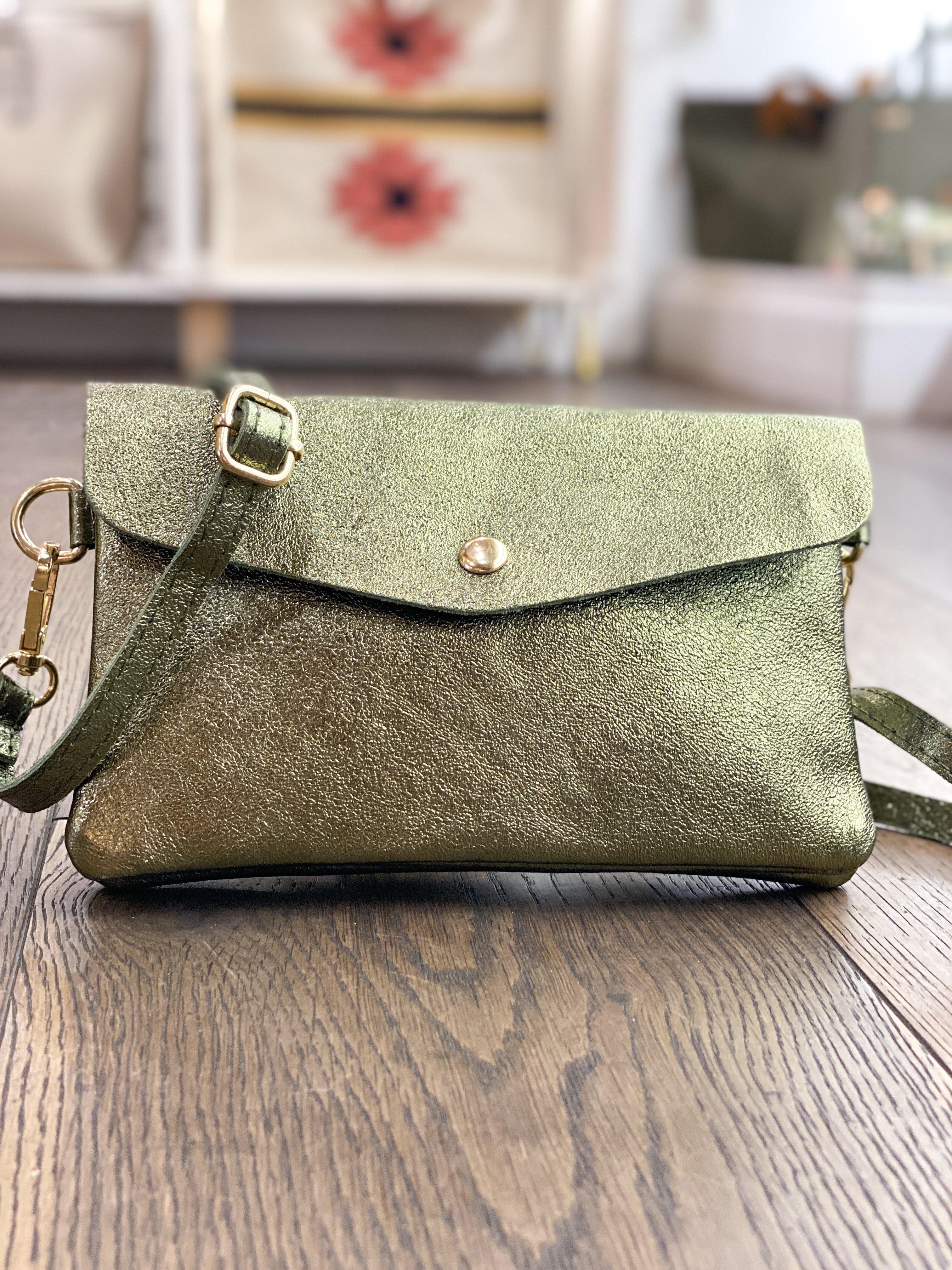 Sac femme en cuir irisé porté main et bandoulière