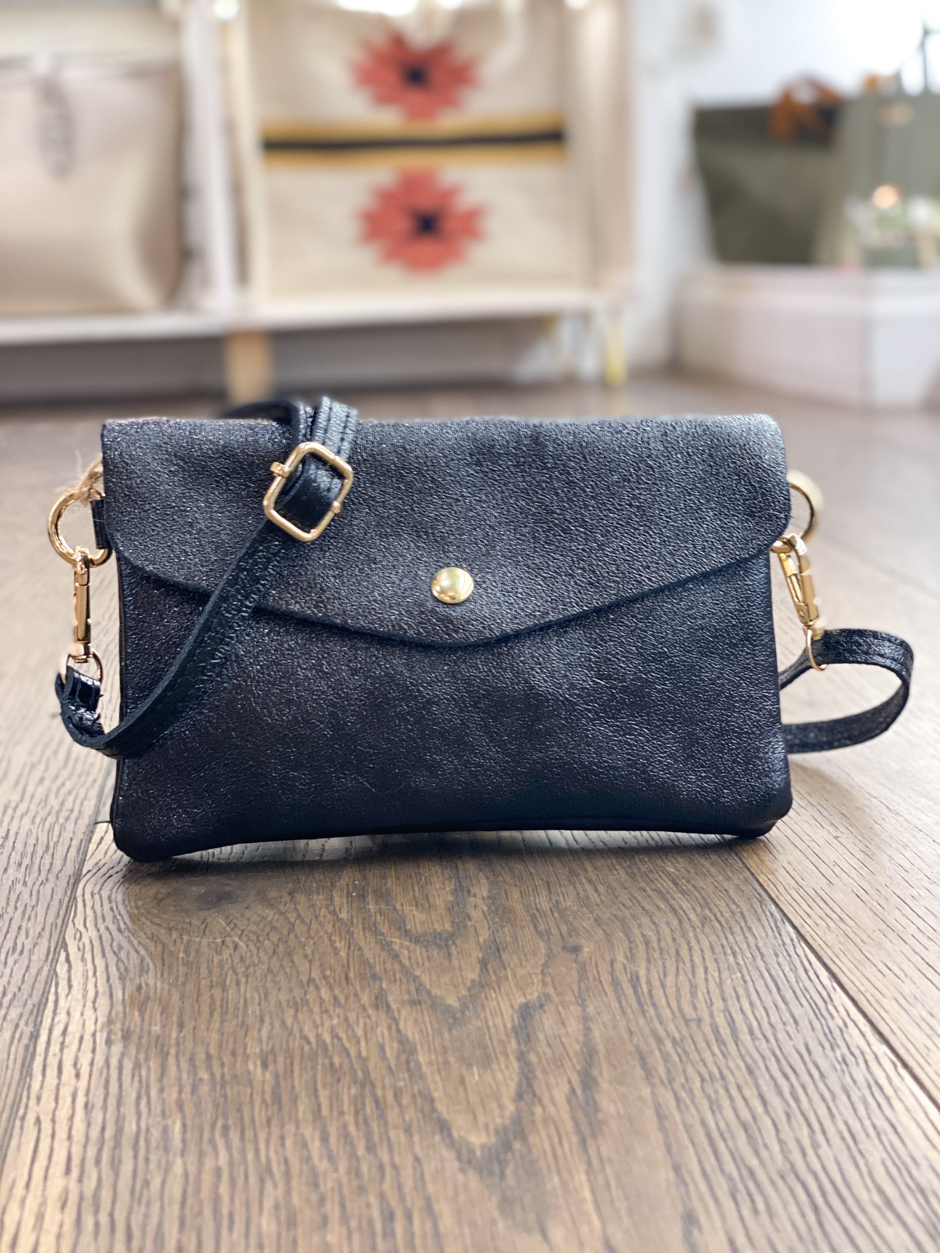 Sac femme en cuir irisé porté main et bandoulière