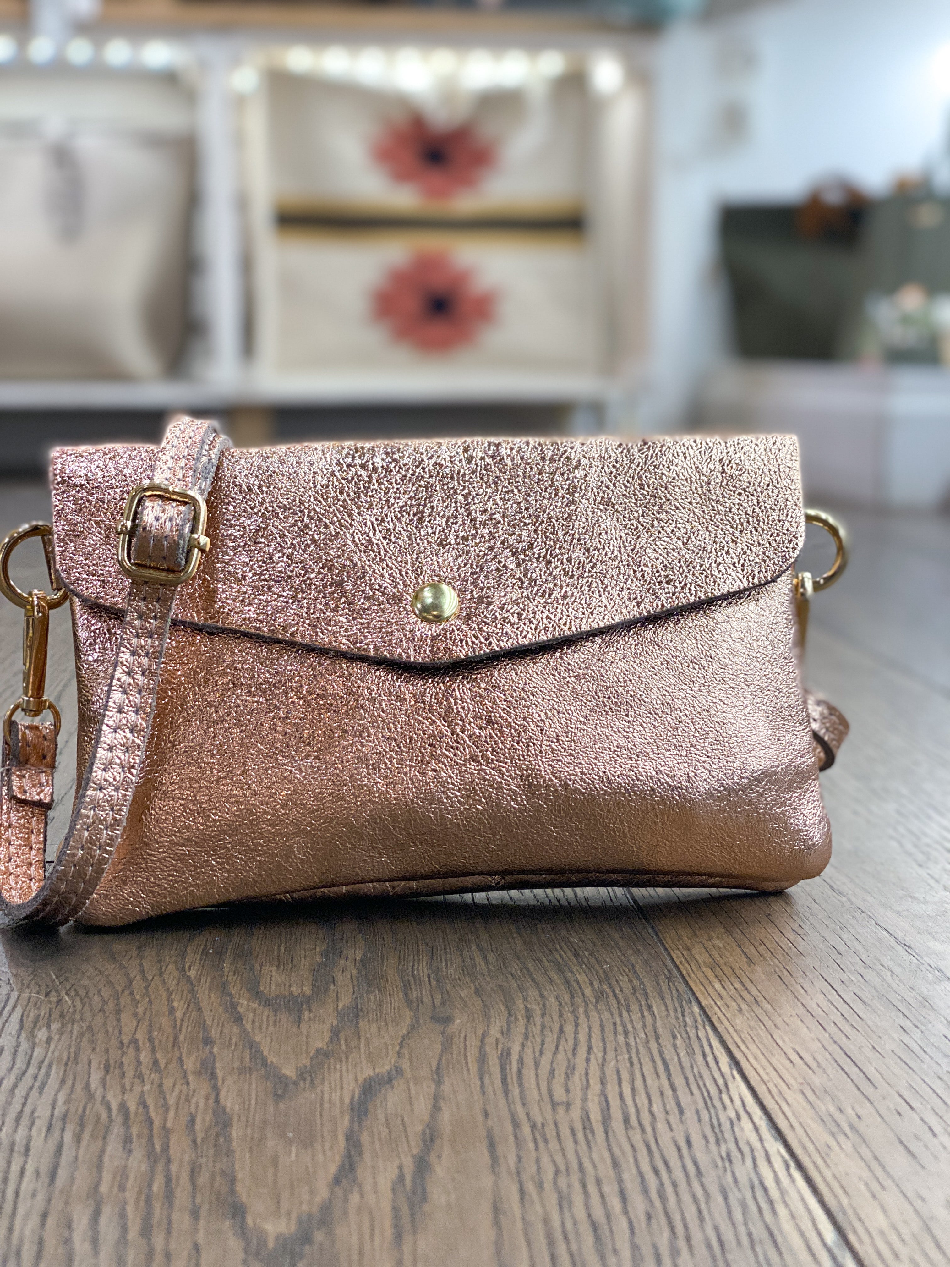 Sac femme en cuir irisé porté main et bandoulière