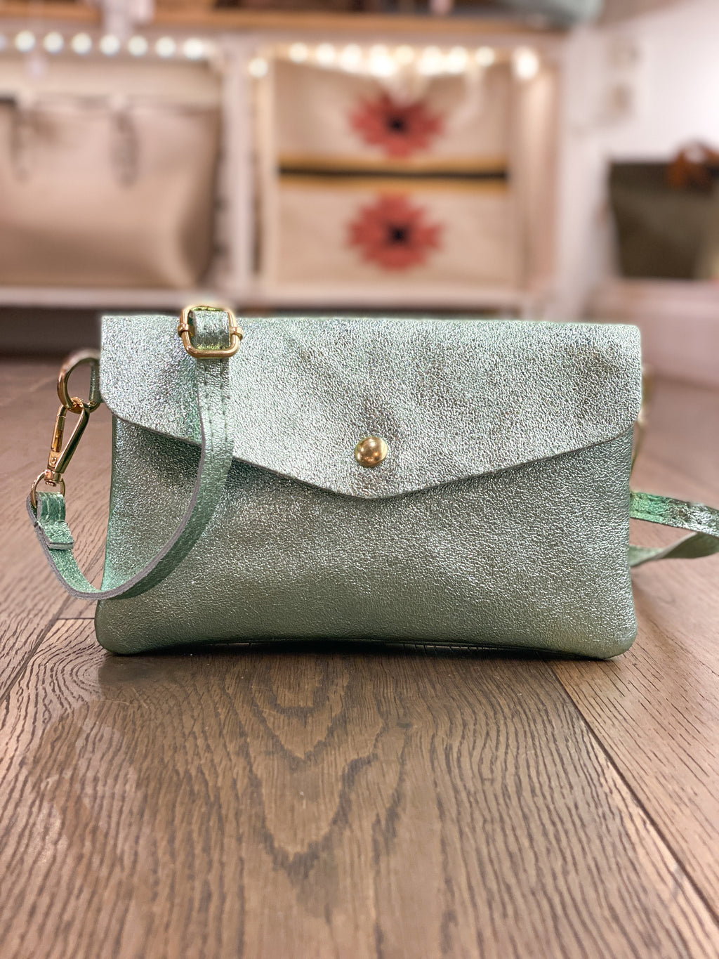 Sac femme en cuir irisé porté main et bandoulière