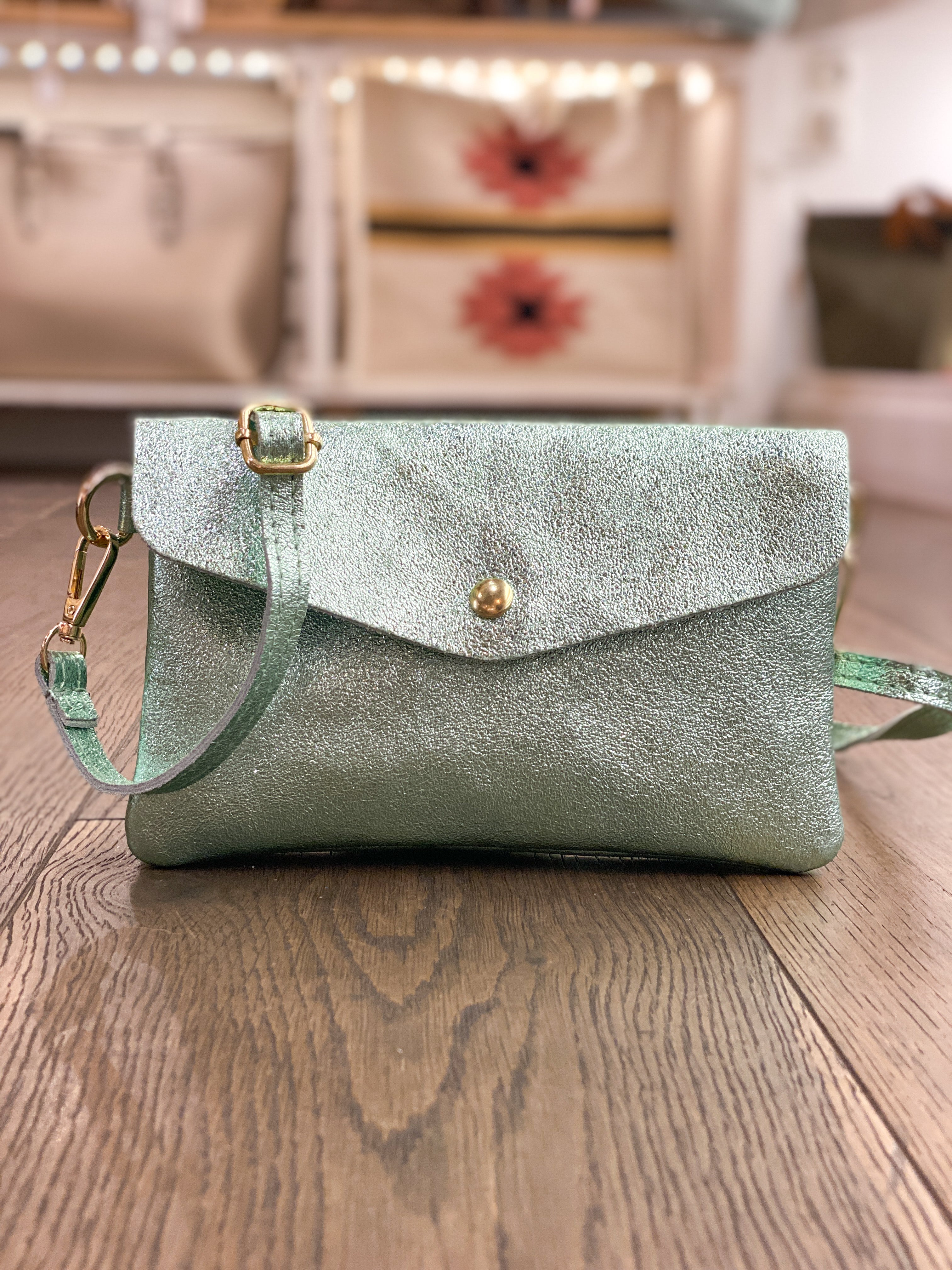 Sac femme en cuir irisé porté main et bandoulière