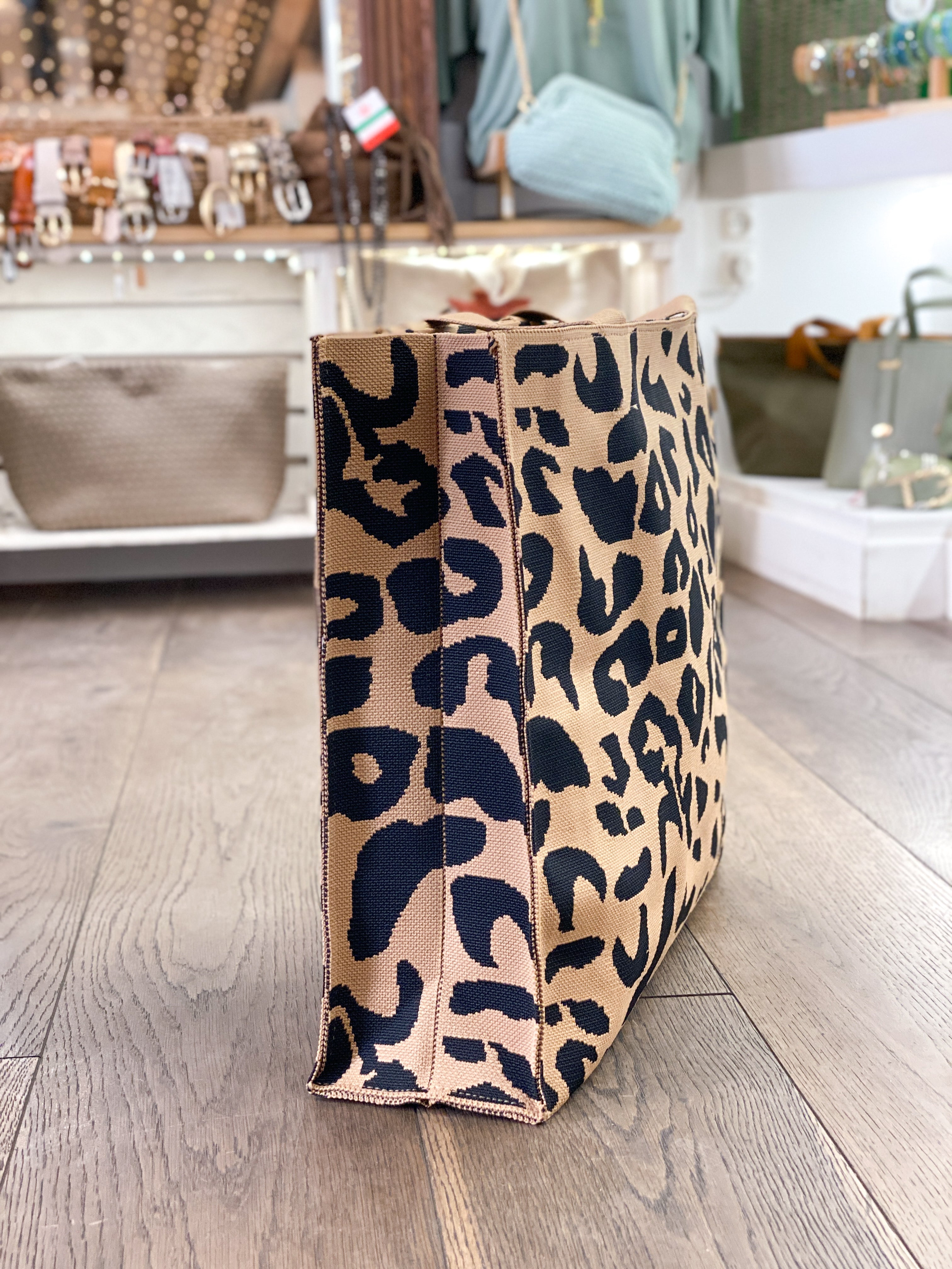 Grand sac cabas tressé imprimé léopard