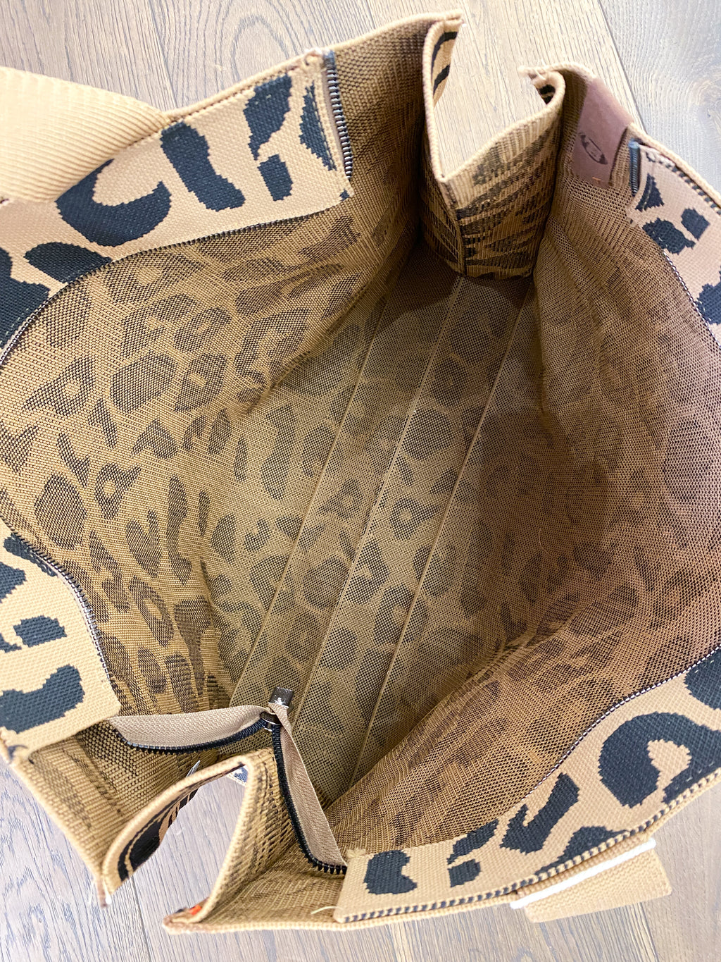 Grand sac cabas tressé imprimé léopard