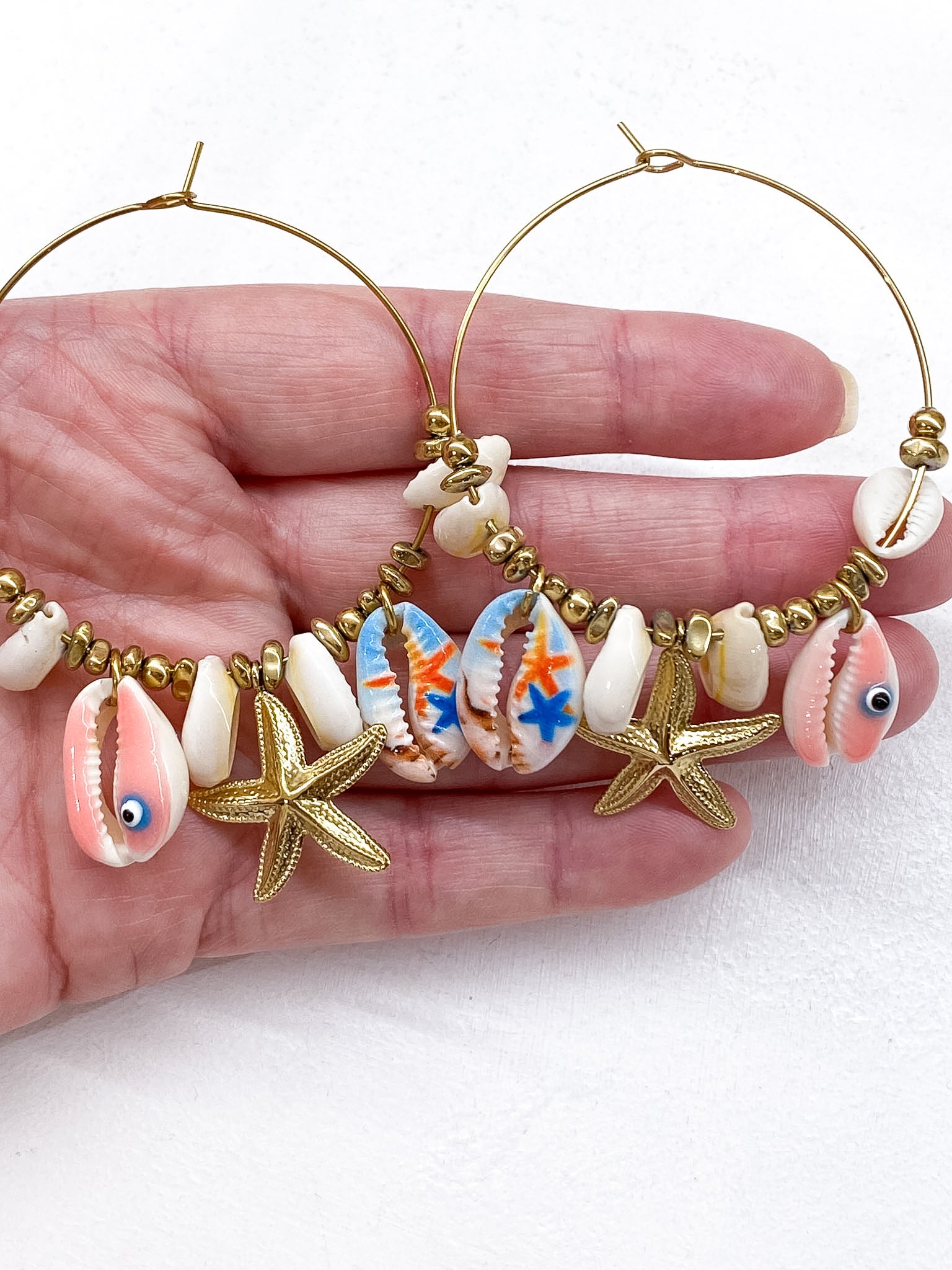 Créoles fines dorées coquillages et étoiles de mer