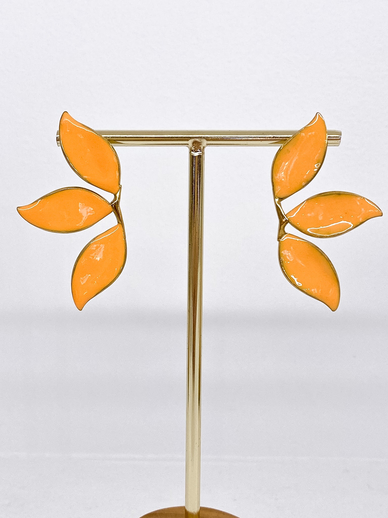 Boucles d’oreilles dorées fleur émaillée colorée