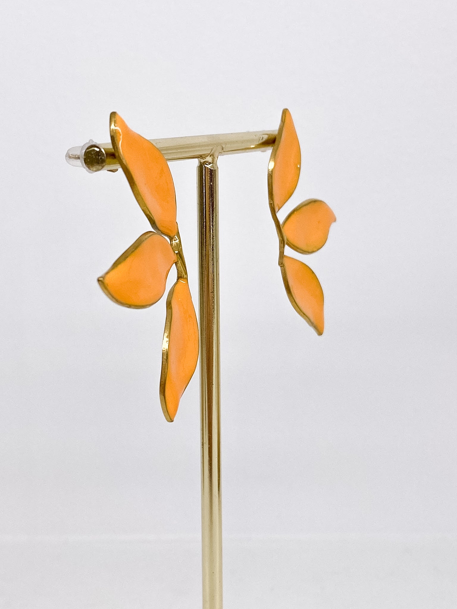 Boucles d’oreilles dorées fleur émaillée colorée
