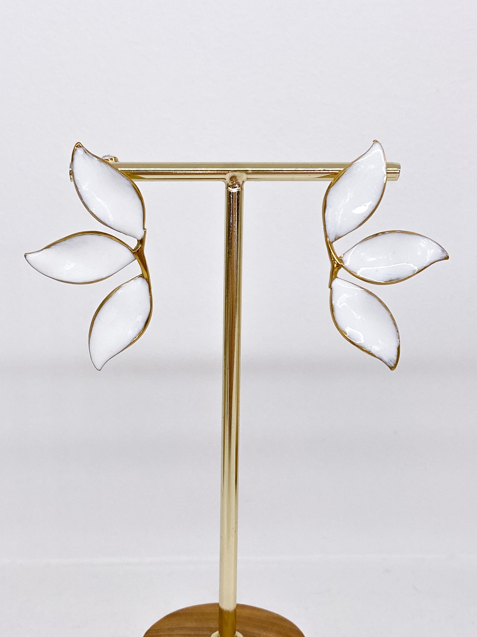 Boucles d’oreilles dorées fleur émaillée colorée