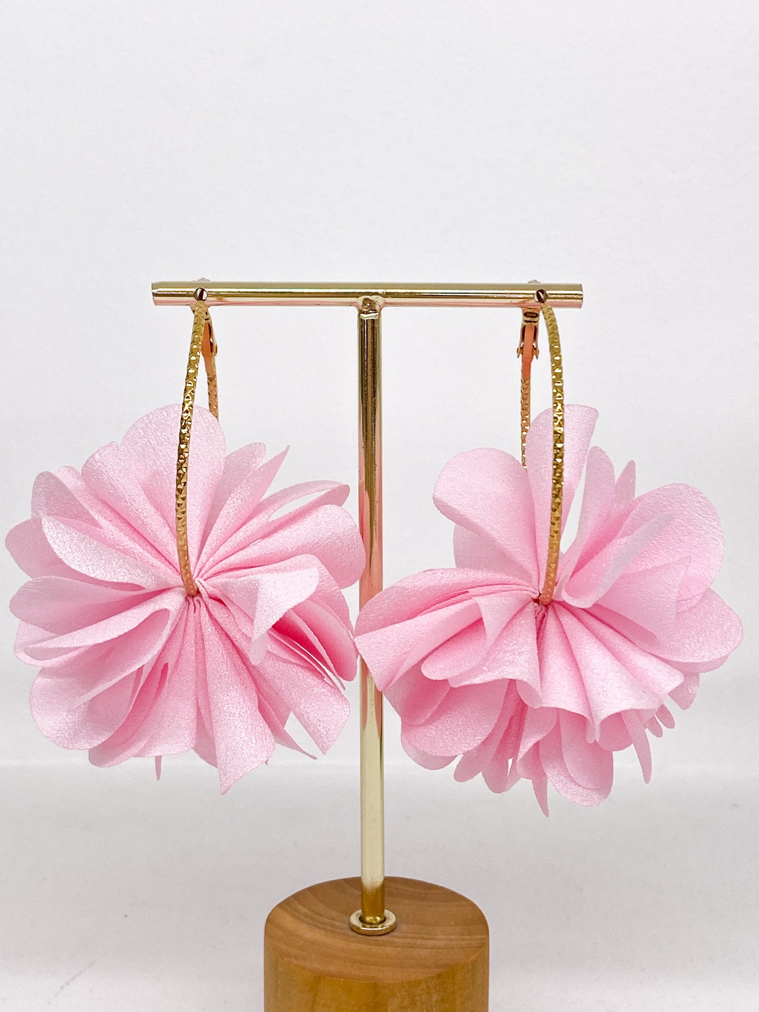 Créoles martelées dorées avec fleur en tissu