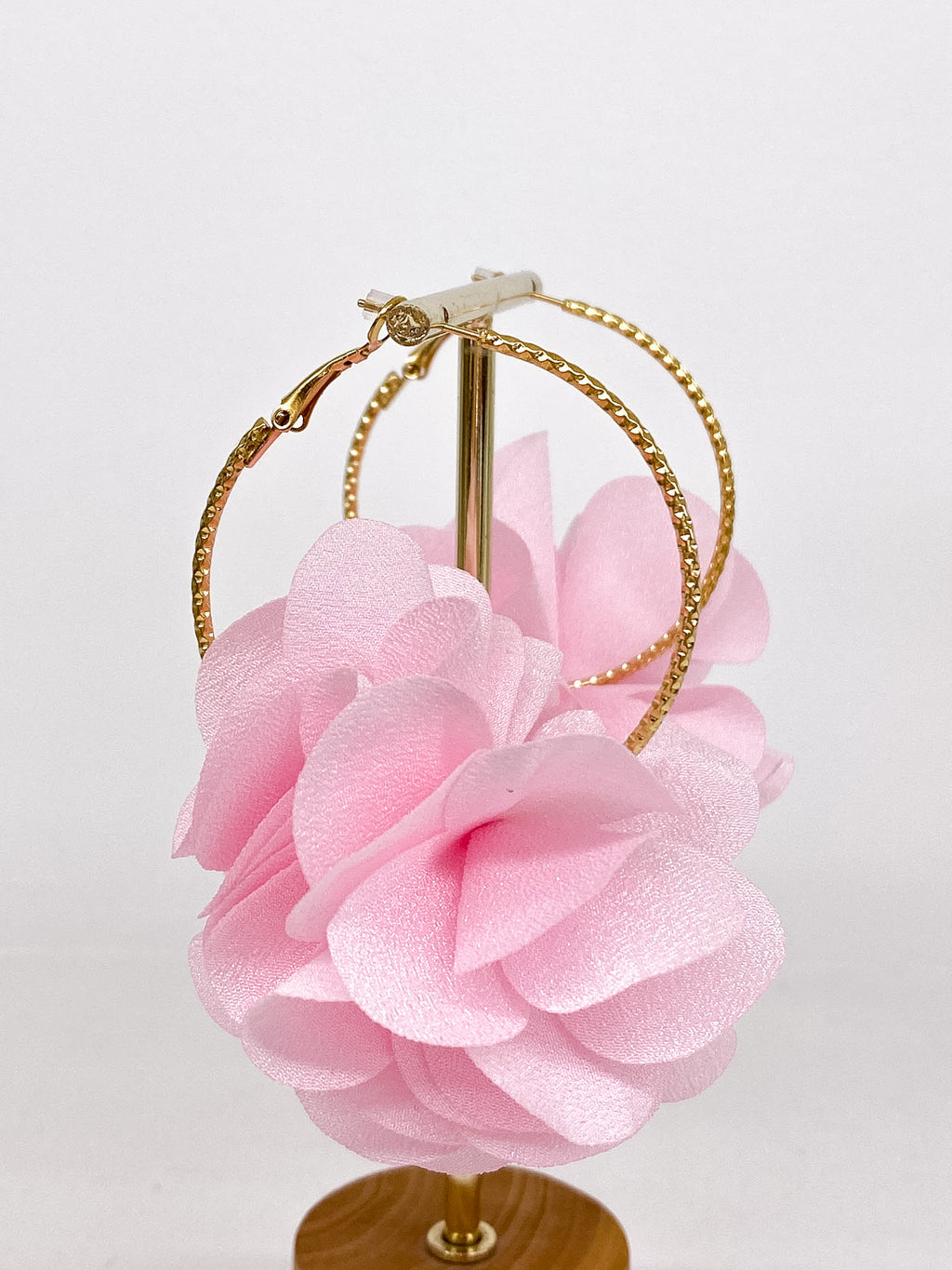 Créoles martelées dorées avec fleur en tissu