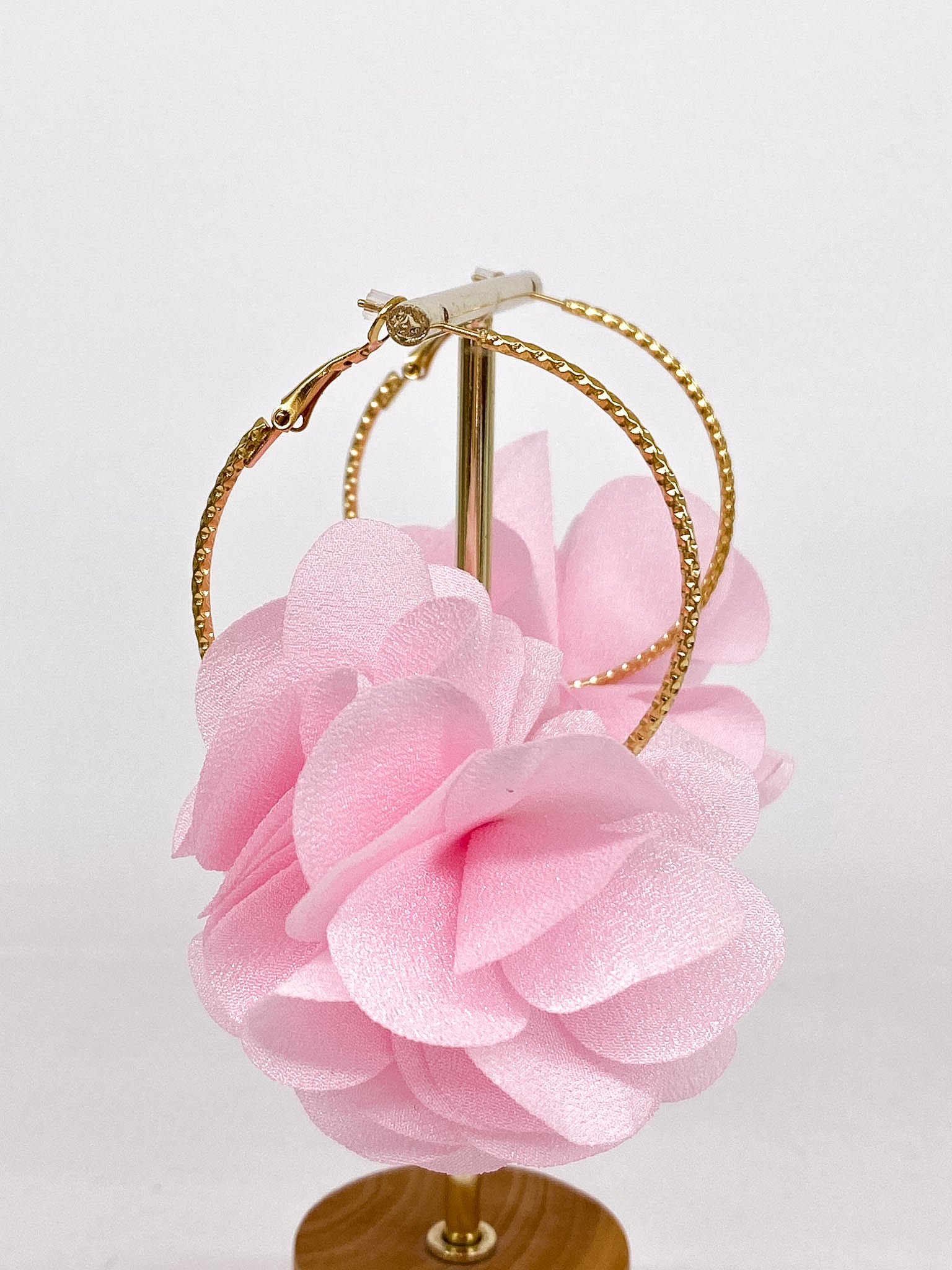 Créoles martelées dorées avec fleur en tissu