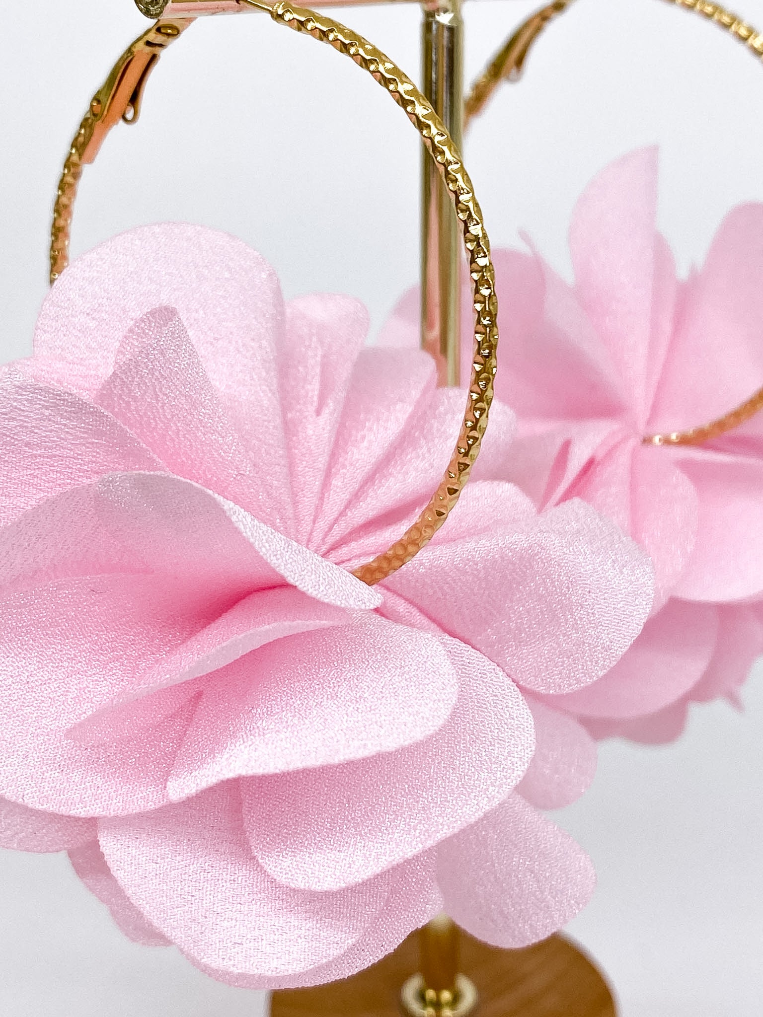 Créoles martelées dorées avec fleur en tissu