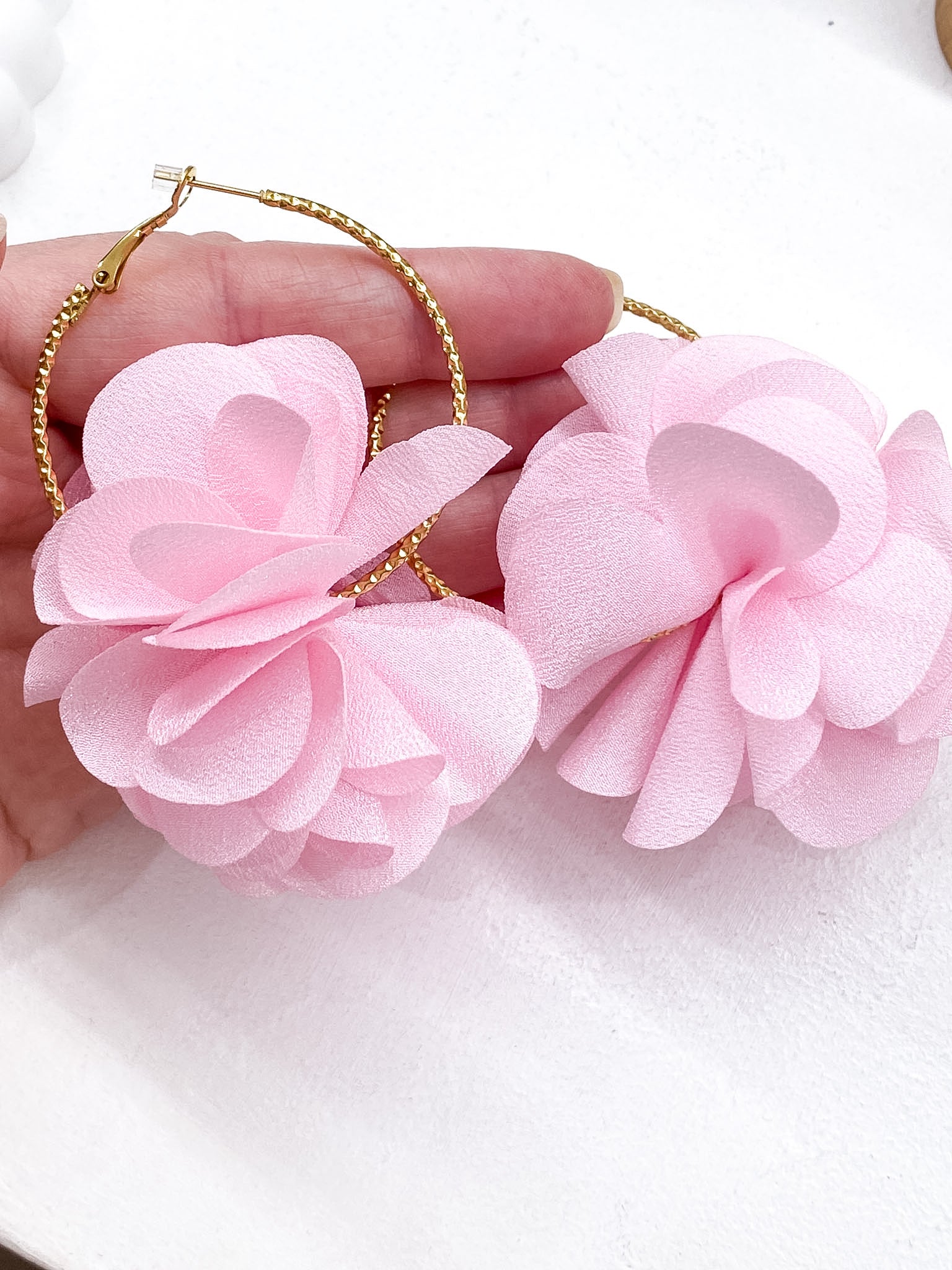 Créoles martelées dorées avec fleur en tissu