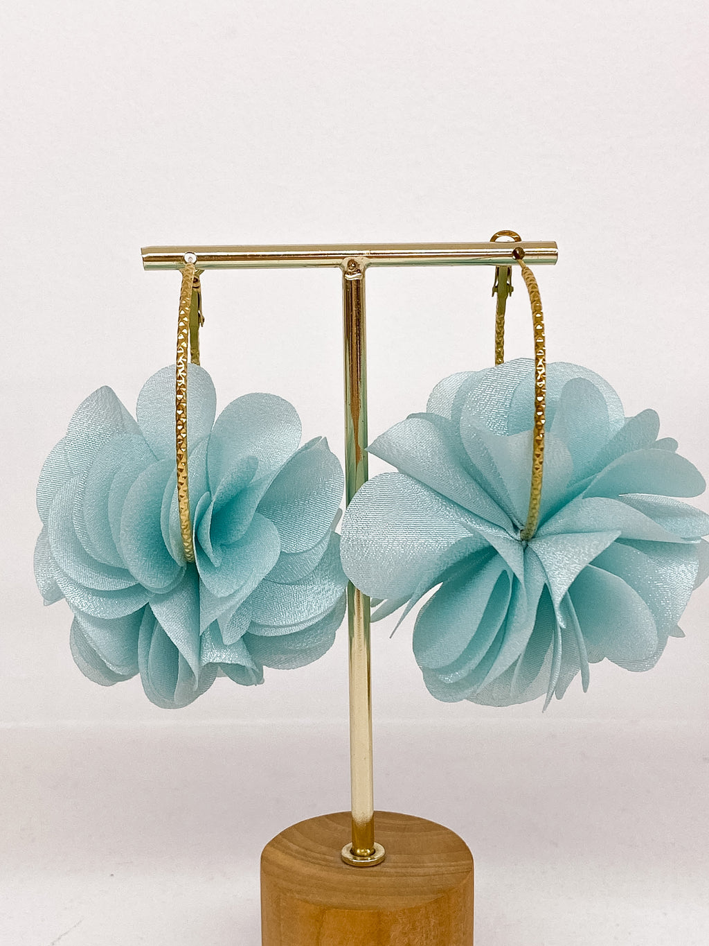 Créoles martelées dorées avec fleur en tissu