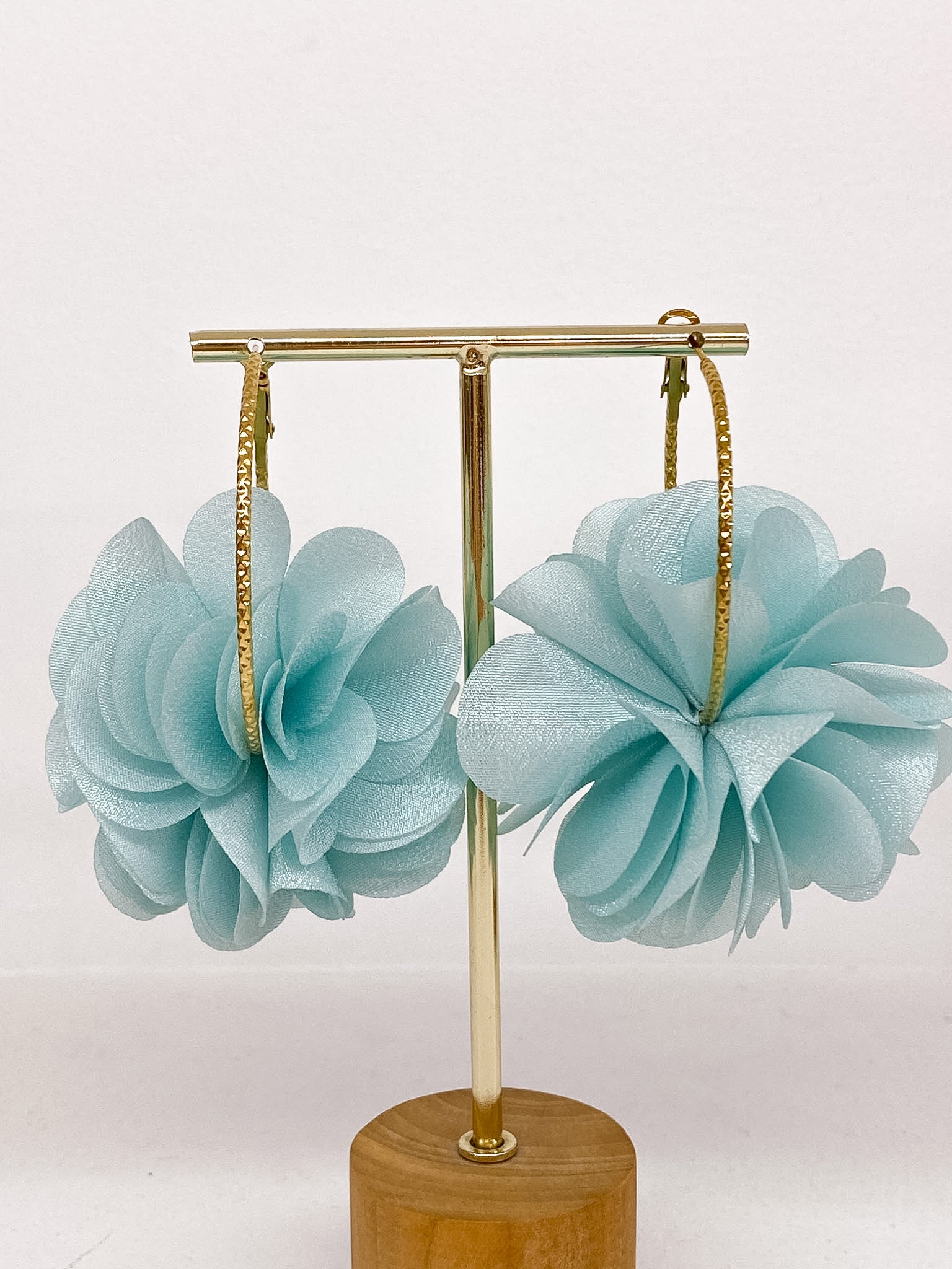 Créoles martelées dorées avec fleur en tissu