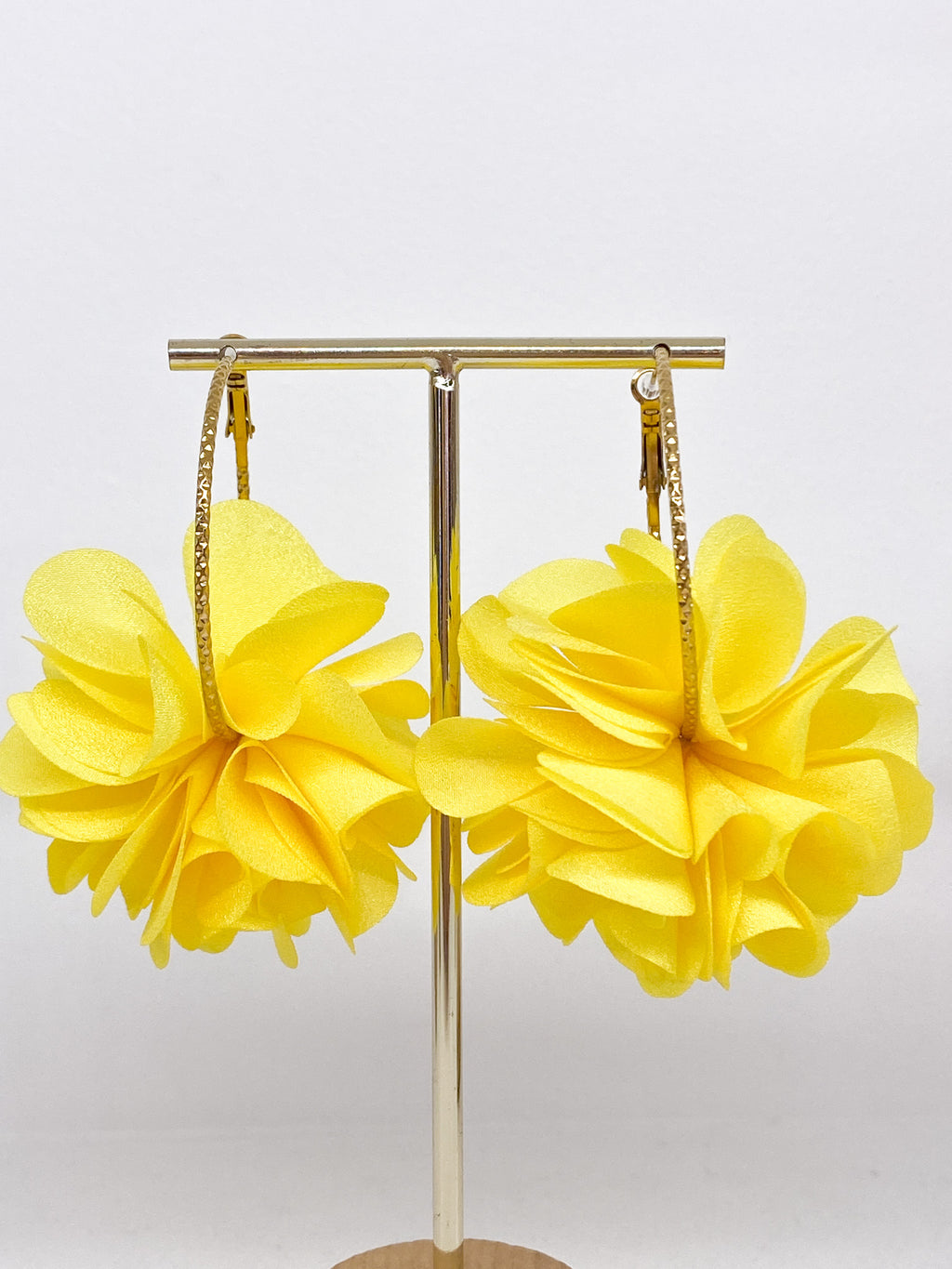 Créoles martelées dorées avec fleur en tissu