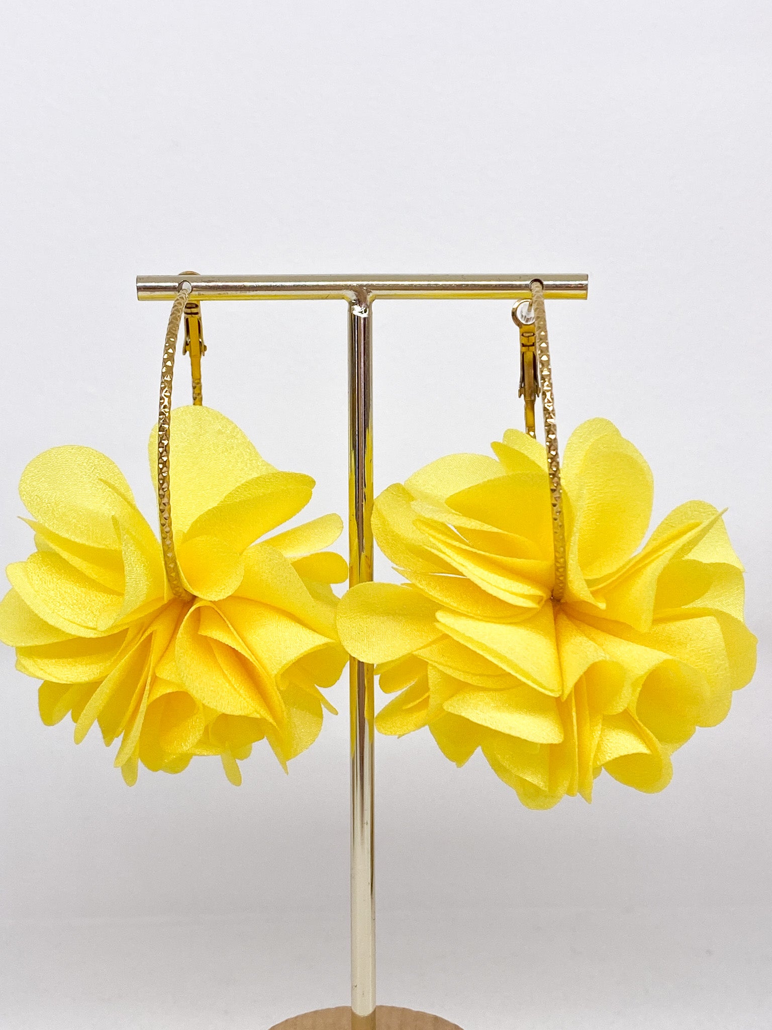 Créoles martelées dorées avec fleur en tissu