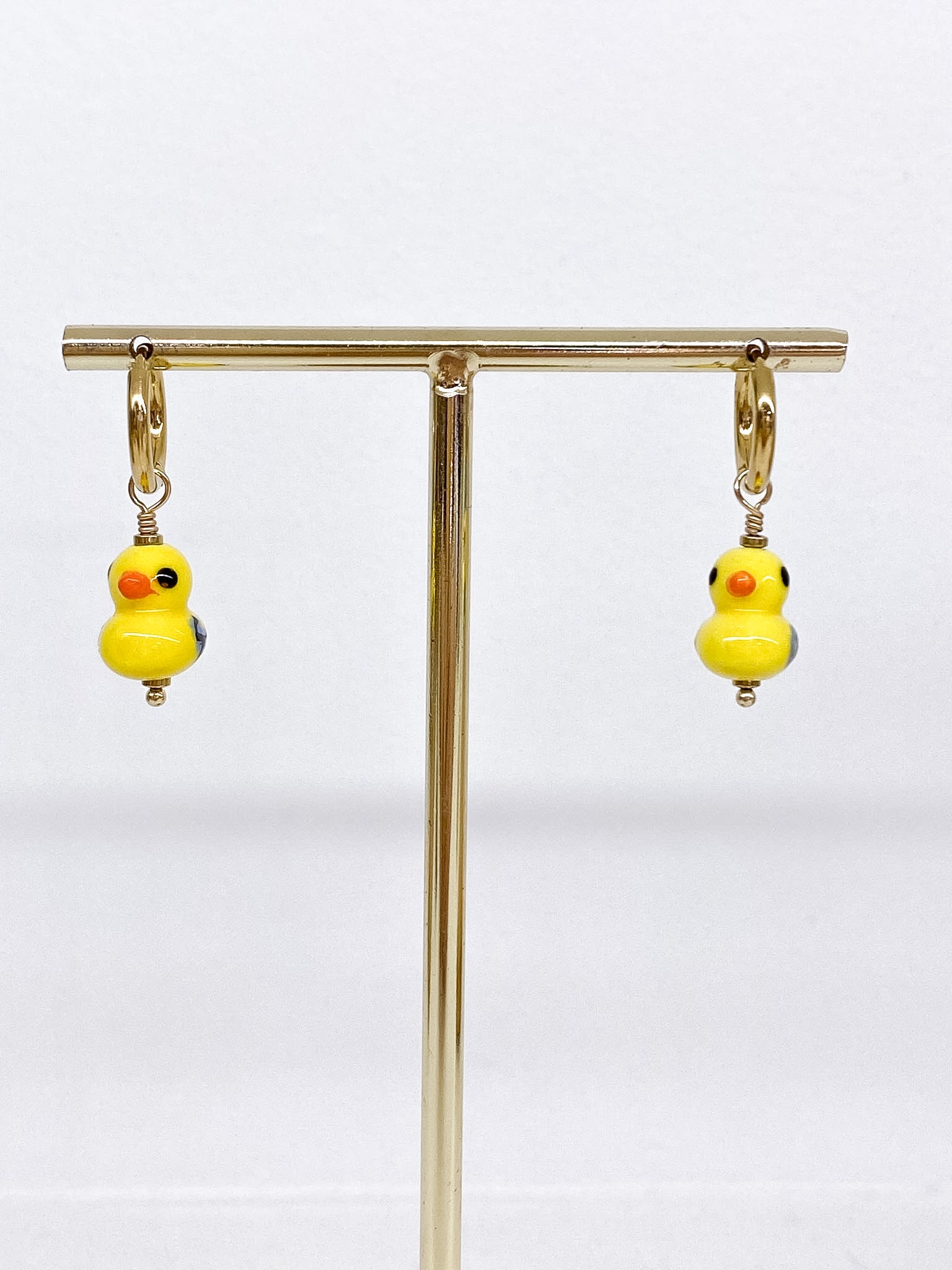 Petites créoles dorées avec canards colorés