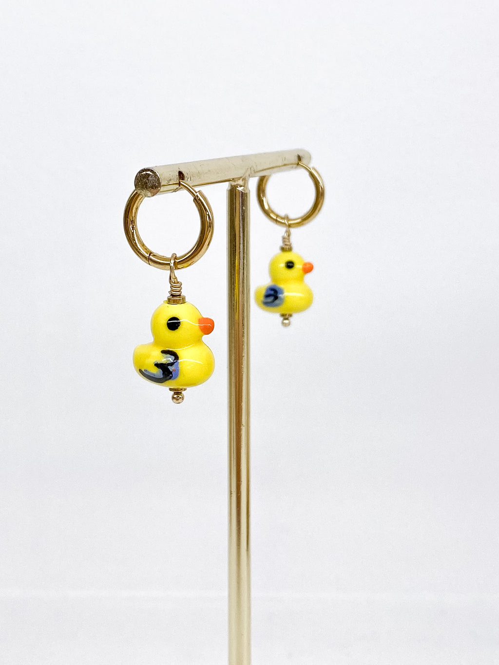 Petites créoles dorées avec canards colorés
