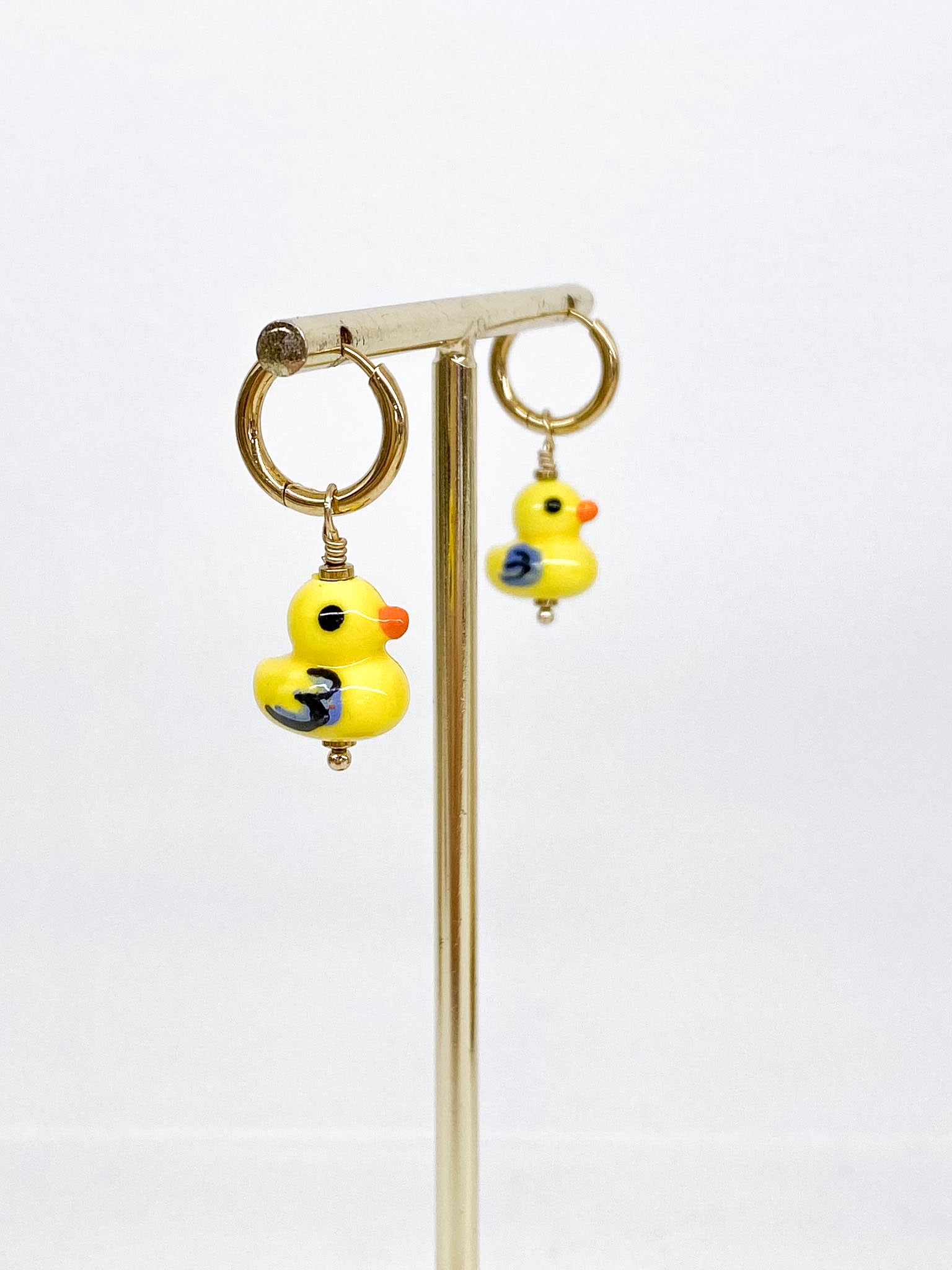 Petites créoles dorées avec canards colorés
