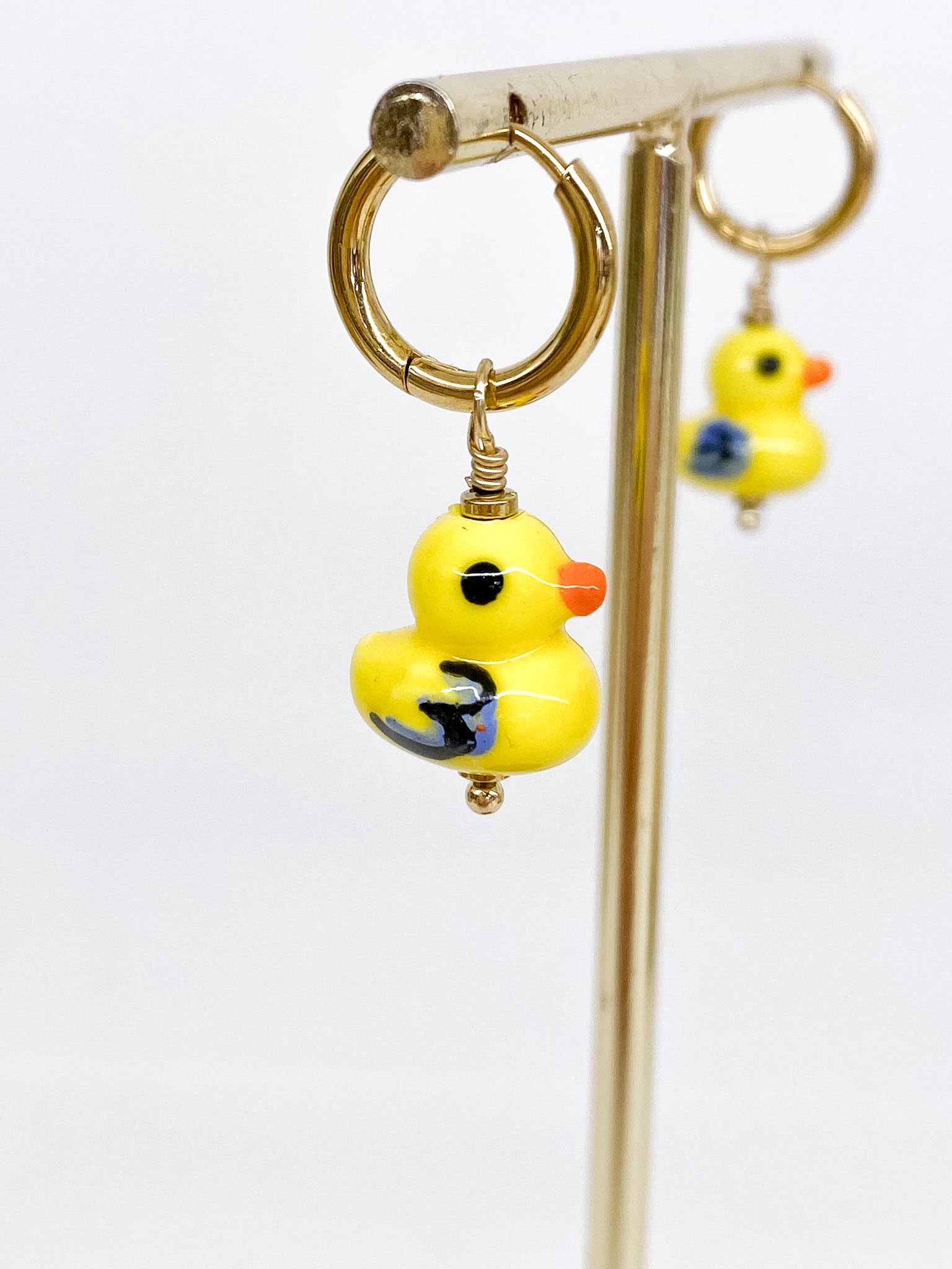 Petites créoles dorées avec canards colorés
