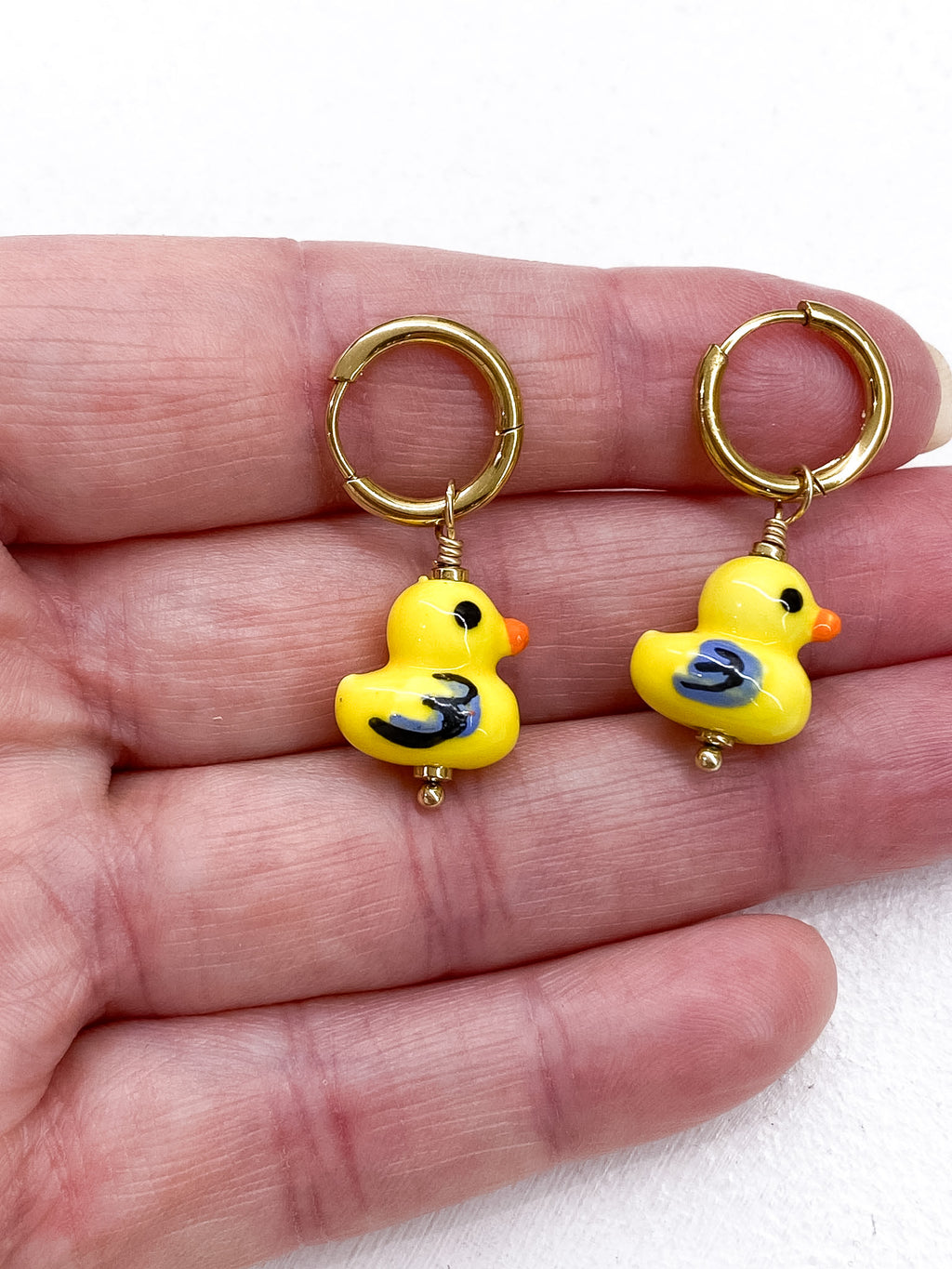 Petites créoles dorées avec canards colorés