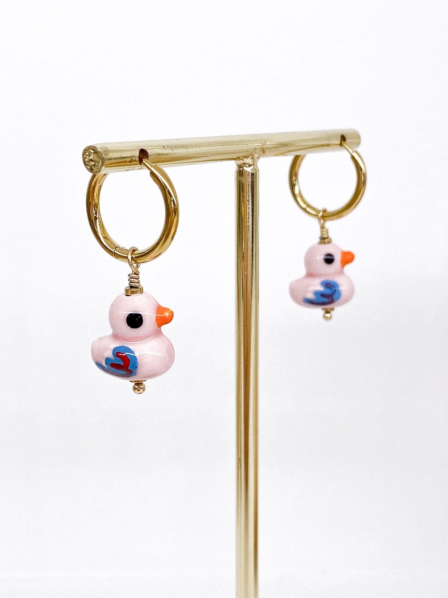 Petites créoles dorées avec canards colorés