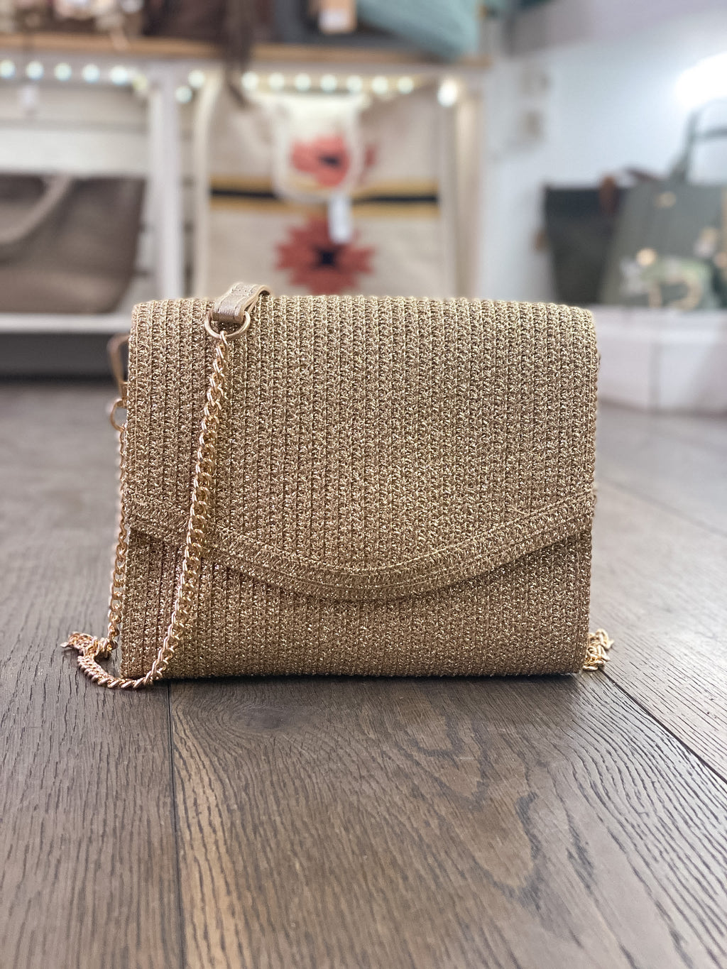 Sac enveloppe paille brillante à bandoulière
