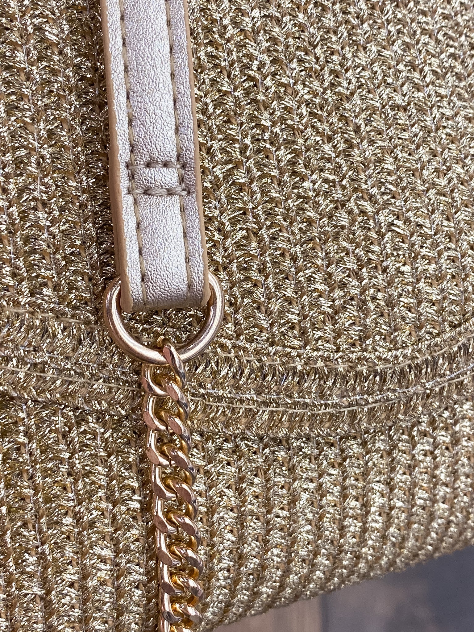 Sac enveloppe paille brillante à bandoulière