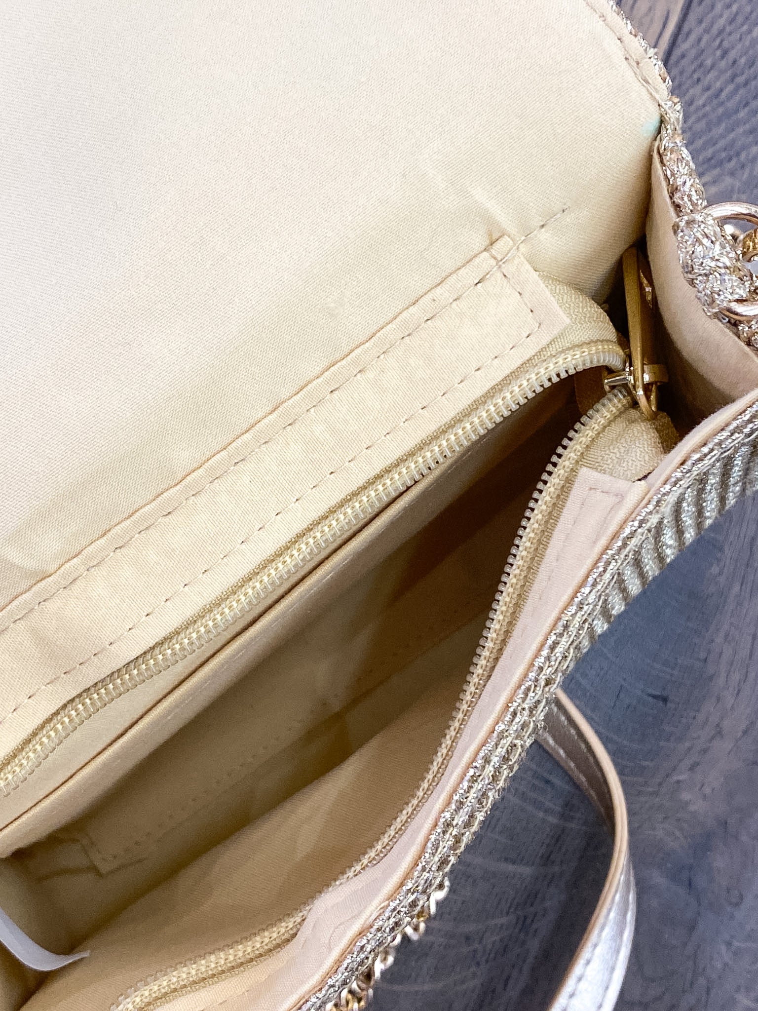 Sac enveloppe paille brillante à bandoulière