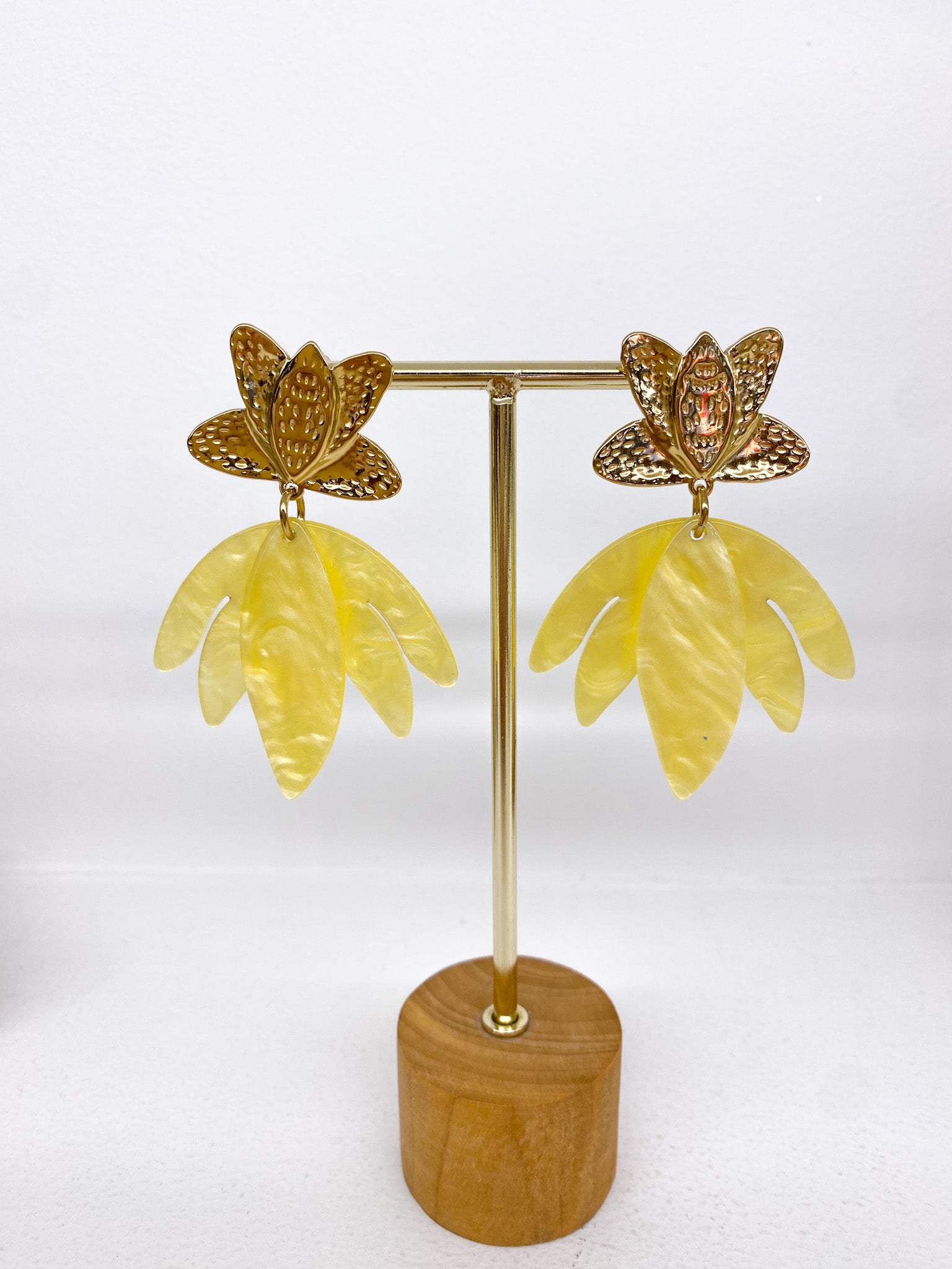Boucles d’oreilles dorées martelées et pétales acétate