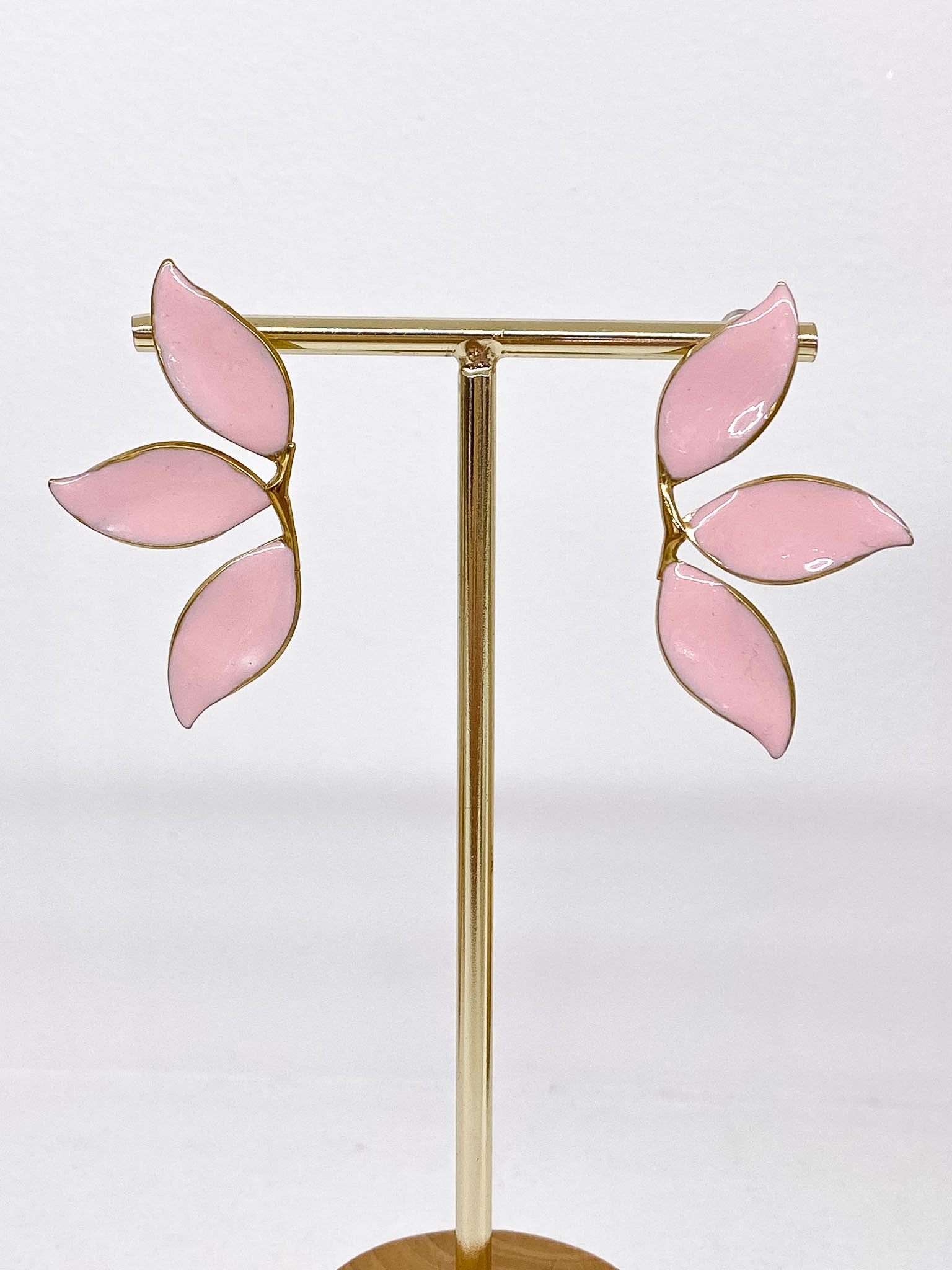 Boucles d’oreilles dorées fleur émaillée colorée