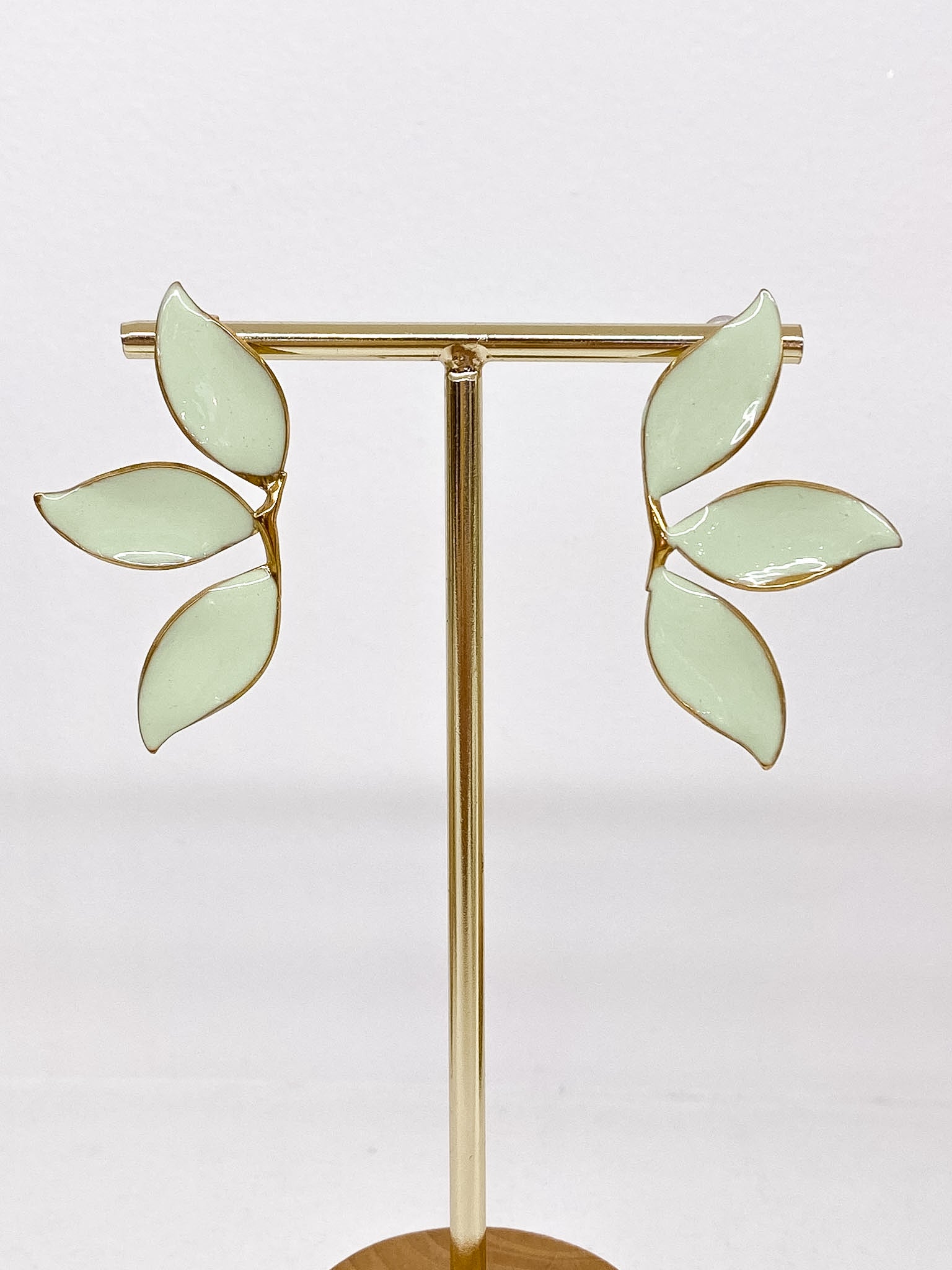 Boucles d’oreilles dorées fleur émaillée colorée