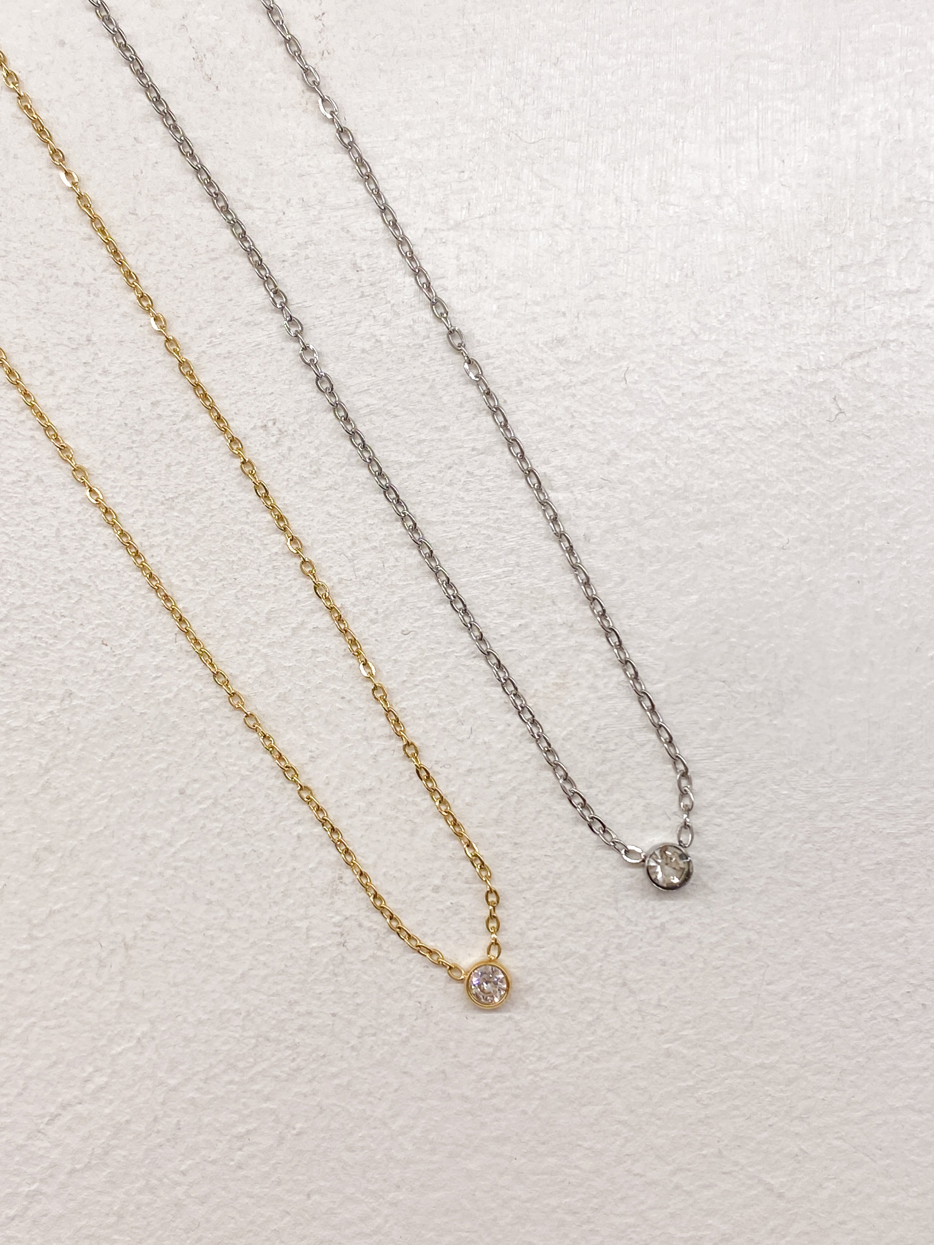Collier femme minimaliste avec strass central