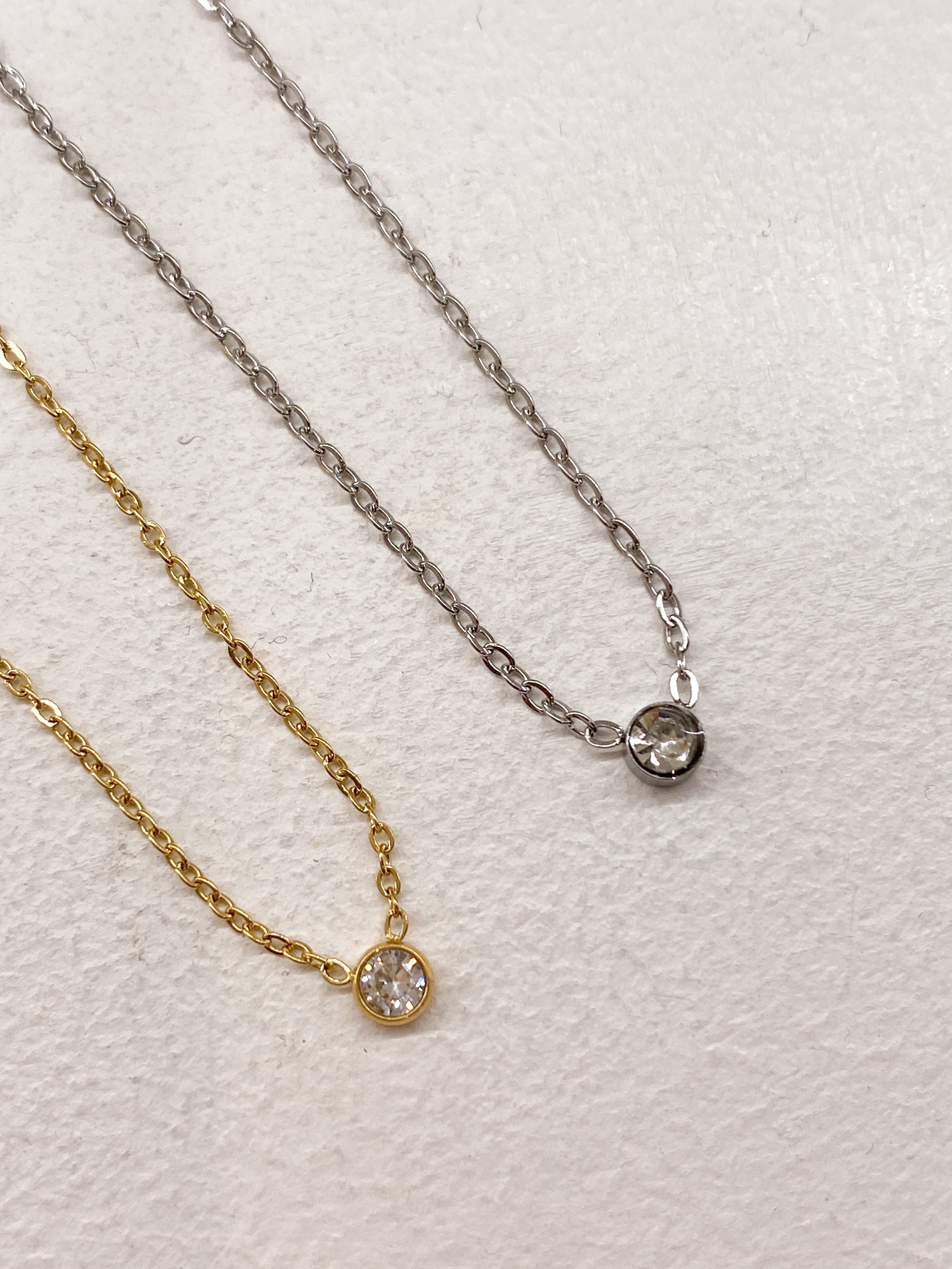Collier femme minimaliste avec strass central