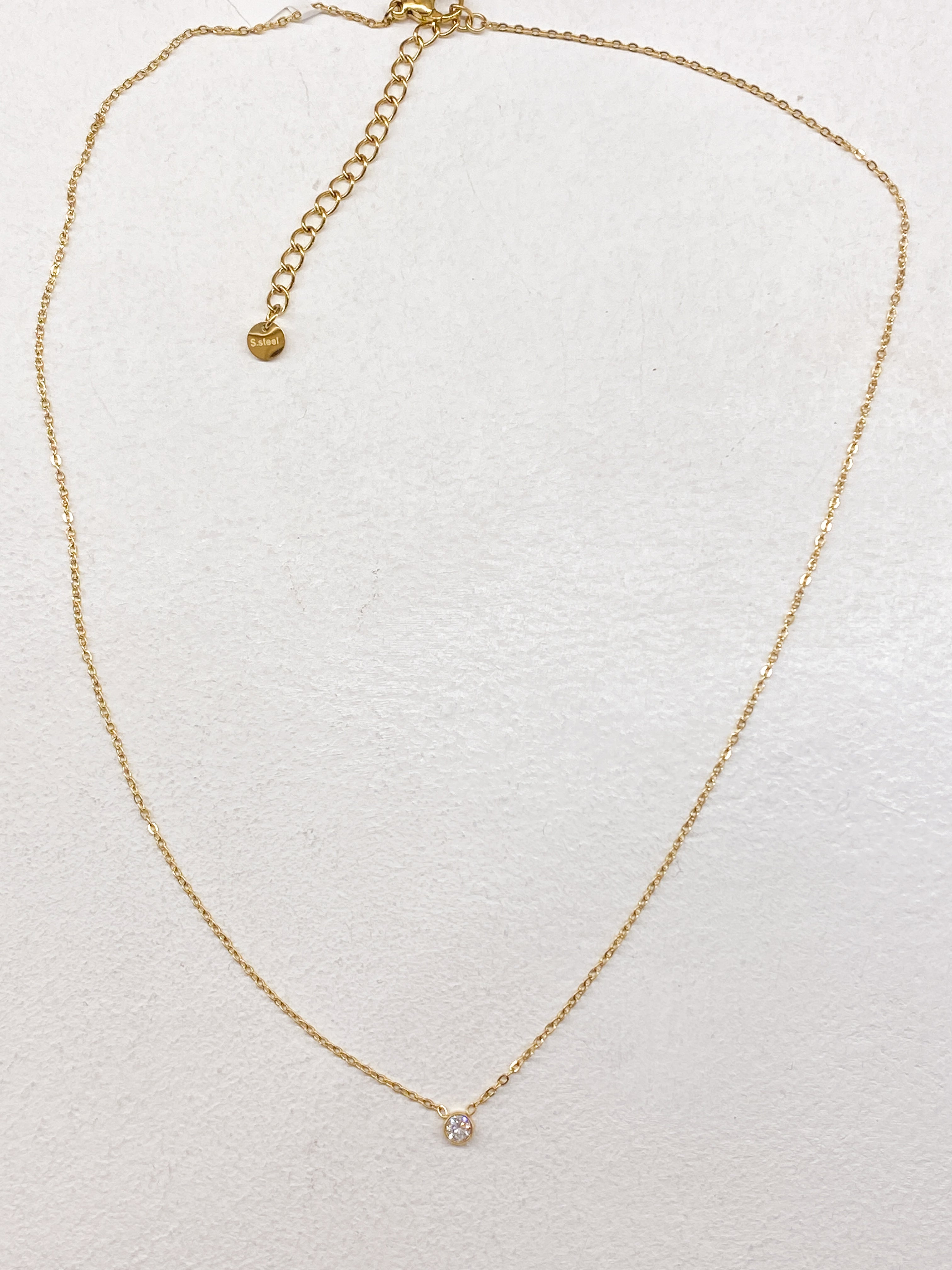 Collier femme minimaliste avec strass central