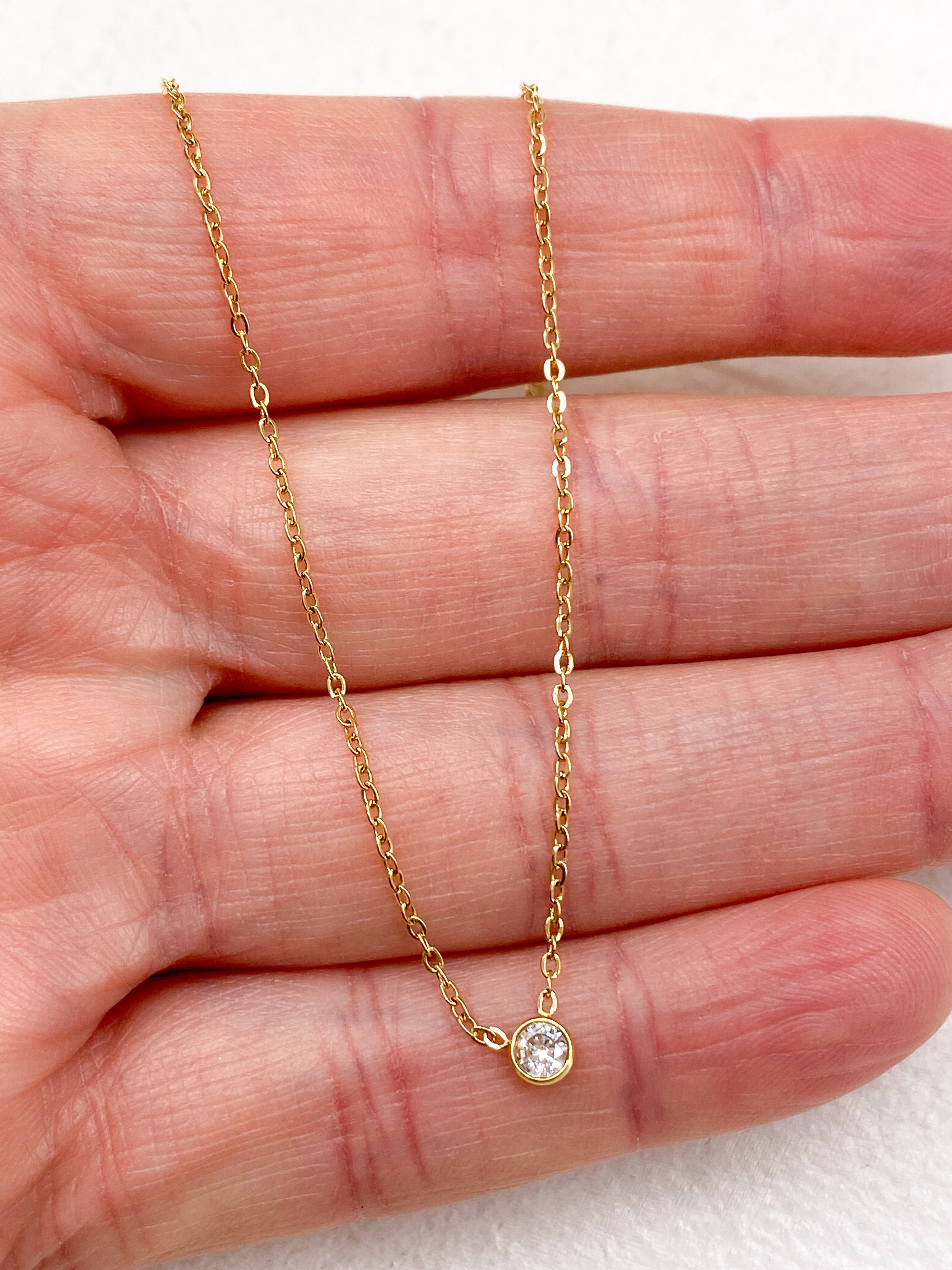 Collier femme minimaliste avec strass central