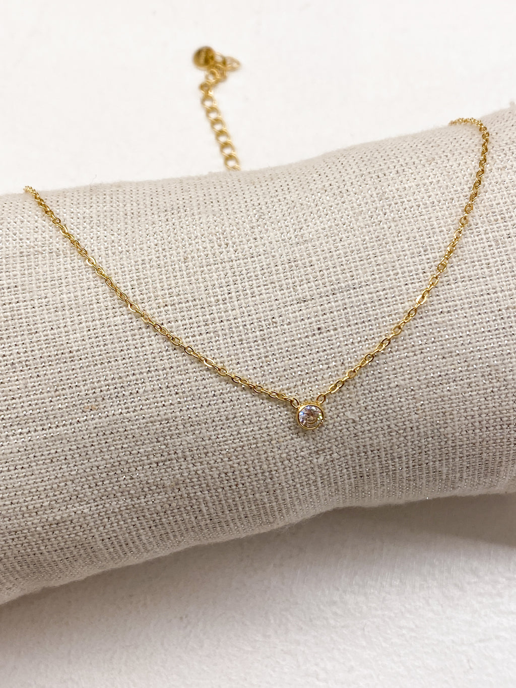 Collier femme minimaliste avec strass central