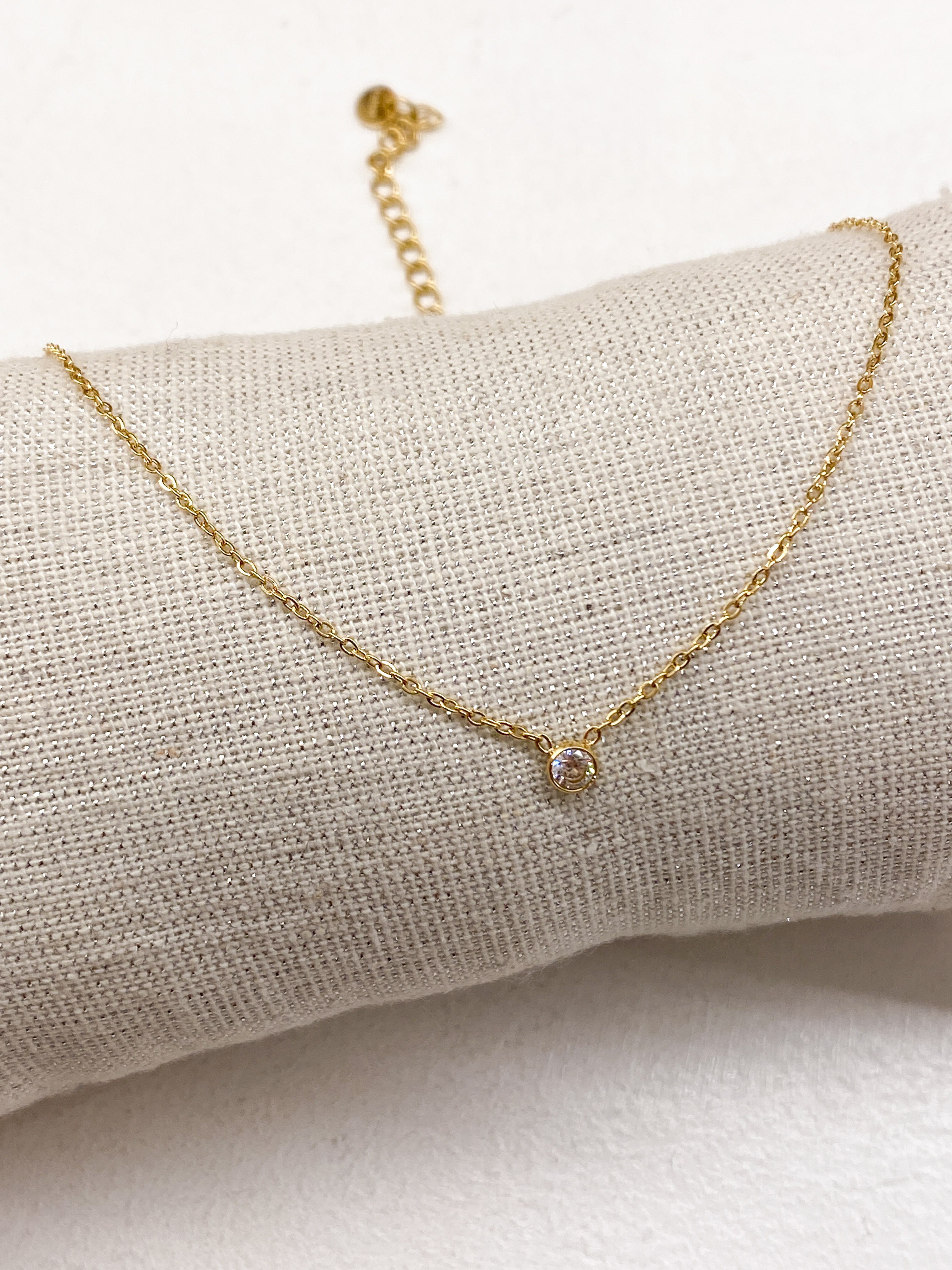 Collier femme minimaliste avec strass central