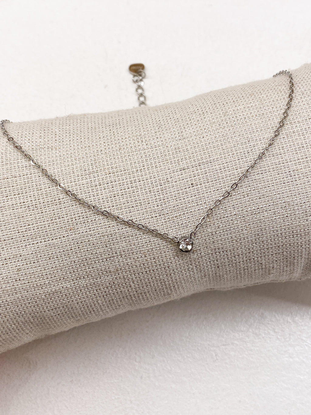 Collier femme minimaliste avec strass central