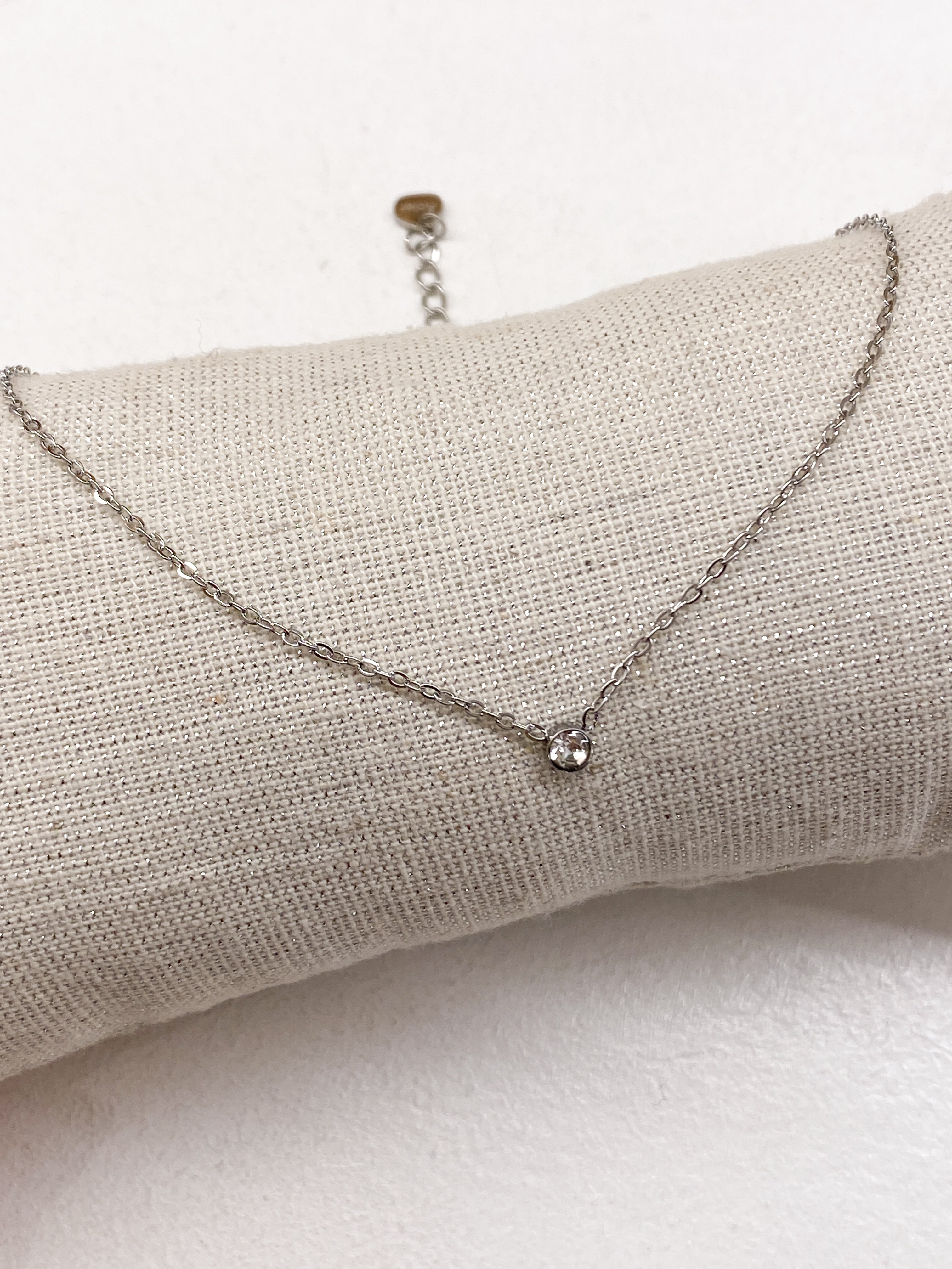 Collier femme minimaliste avec strass central