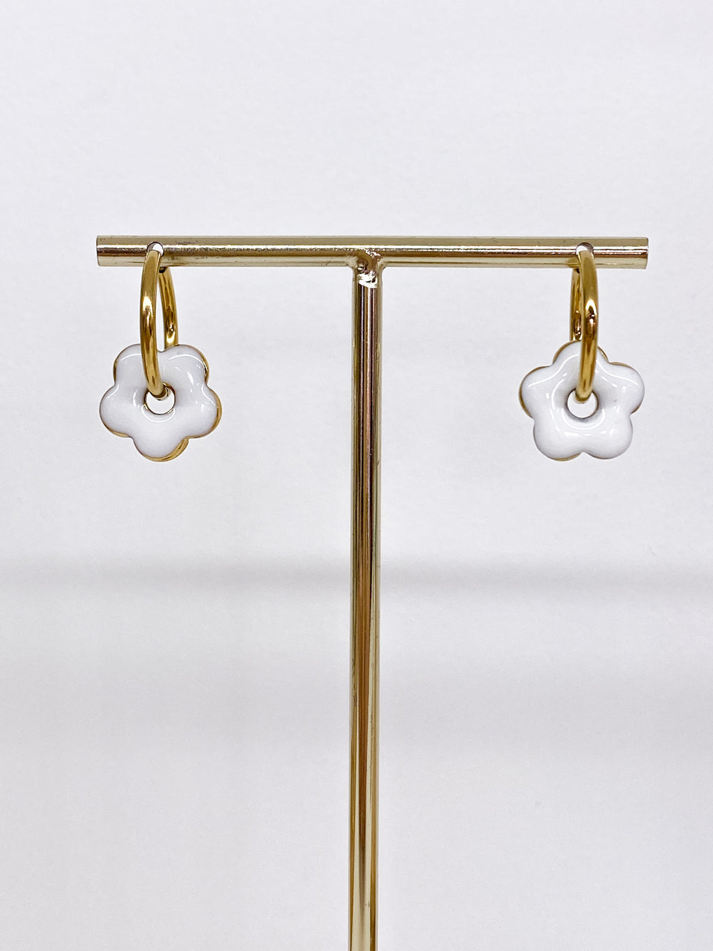 Créoles dorées avec pendentif fleur émaillée