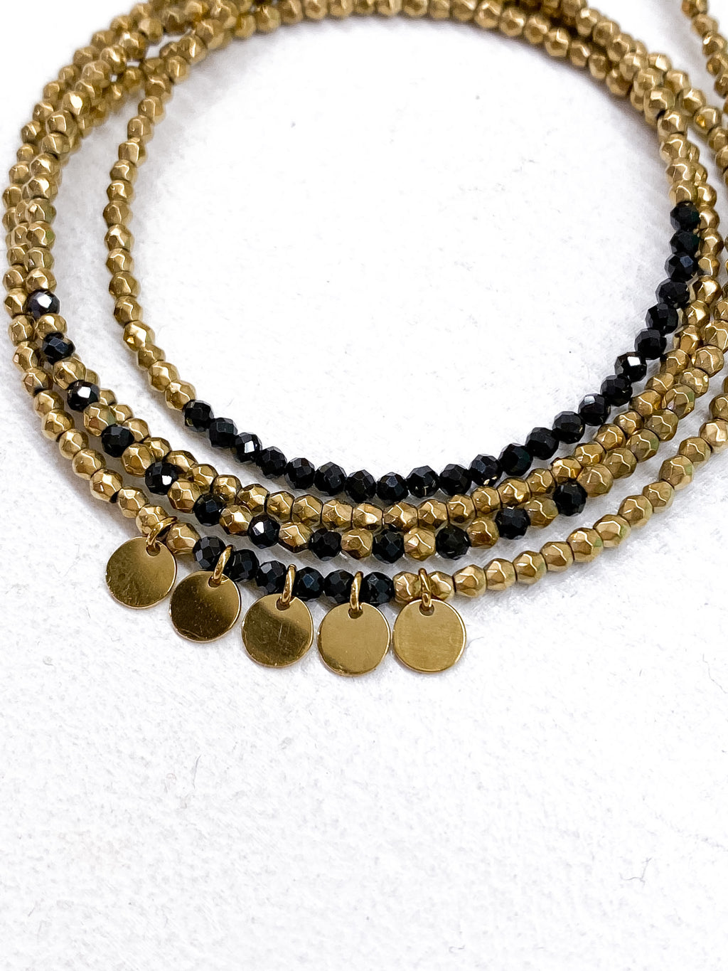 Bracelet doré multi-rangs avec pampilles et pierres naturelles discrètes