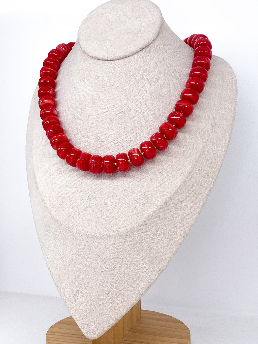 Collier tendance perles rouges effet marbré